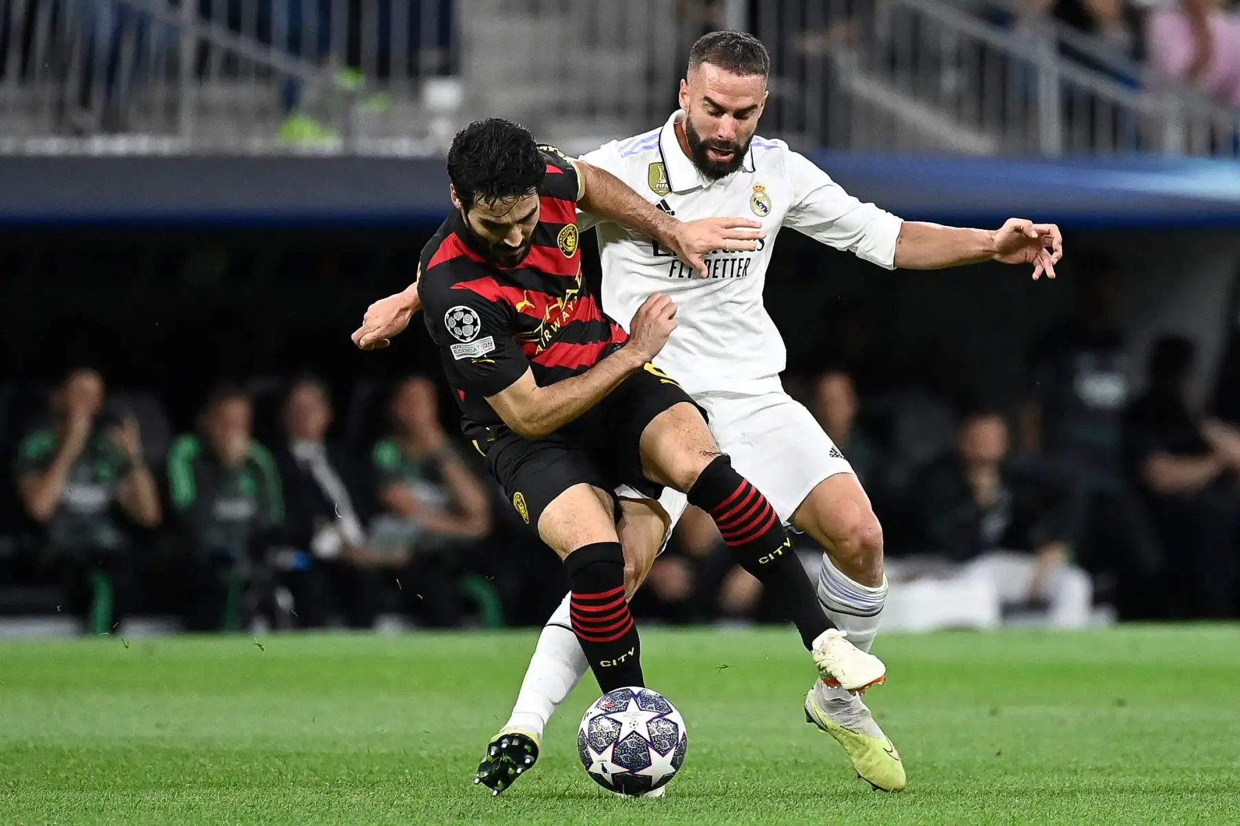 El centrocampista alemán del Manchester City Ilkay Gundogan compite con el defensa español Dani Carvajal (D) durante el partido de ida de la semifinal de la Liga de Campeones de la UEFA entre el Real Madrid CF y el Manchester City en el estadio Santiago Bernabeu de Madrid el 9 de mayo de 2023.
Foto: AFP