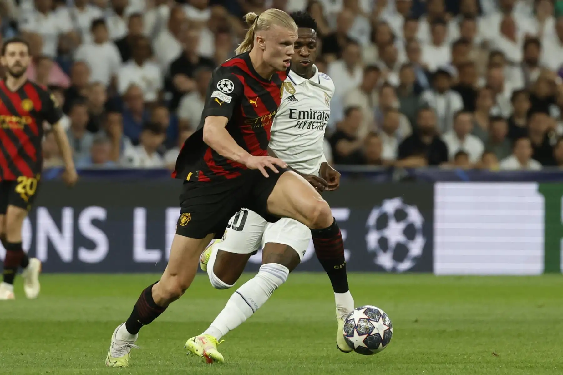 El delantero noruego del Manchester City, Erling Haaland (i), conduce el balón ante el delantero brasileño del Real Madrid, Vinicius Jr., durante el encuentro correspondiente a la ida de las semifinales de la Liga de Campeones que disputan hoy martes en el estadio Santiago Bernabéu, en Madrid.
Foto: EFE