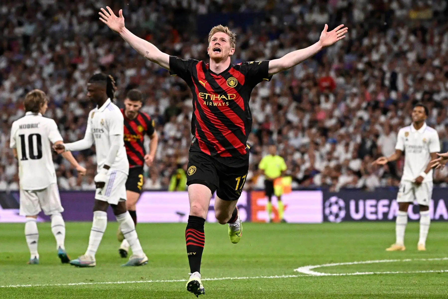 El centrocampista belga del Manchester City, Kevin De Bruyne, celebra marcar el primer gol de su equipo durante el partido de ida de la semifinal de la UEFA Champions League entre el Real Madrid CF y el Manchester City en el estadio Santiago Bernabeu de Madrid el 9 de mayo de 2023.