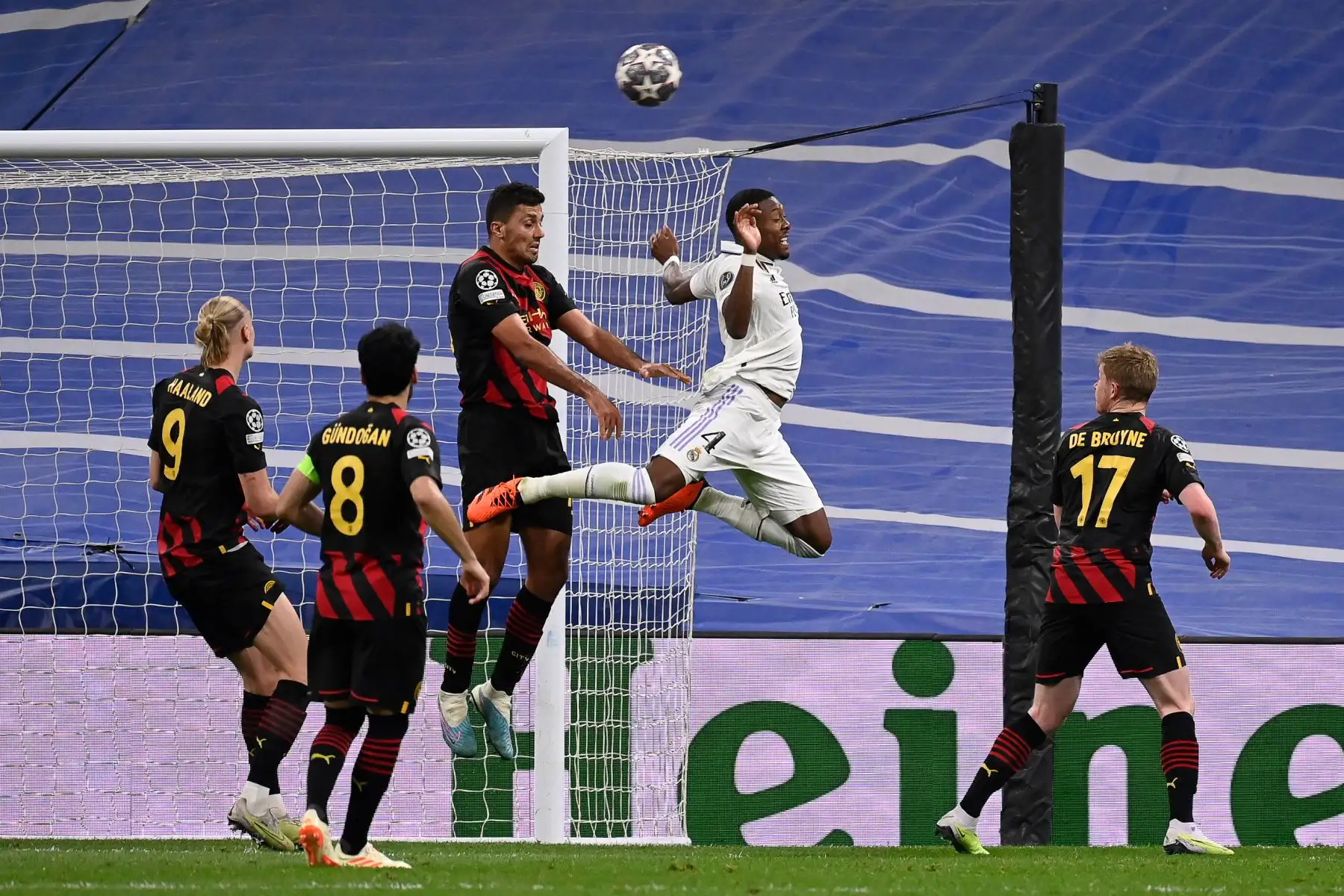 El defensa austriaco del Real Madrid David Alaba (arriba, der.) compite con el centrocampista español del Manchester City Rodri (arriba, izq.) durante el partido de ida de la semifinal de la UEFA Champions League entre el Real Madrid CF y el Manchester City en el estadio Santiago Bernabeu de Madrid el 9 de mayo de 2023.
Foto: AFP