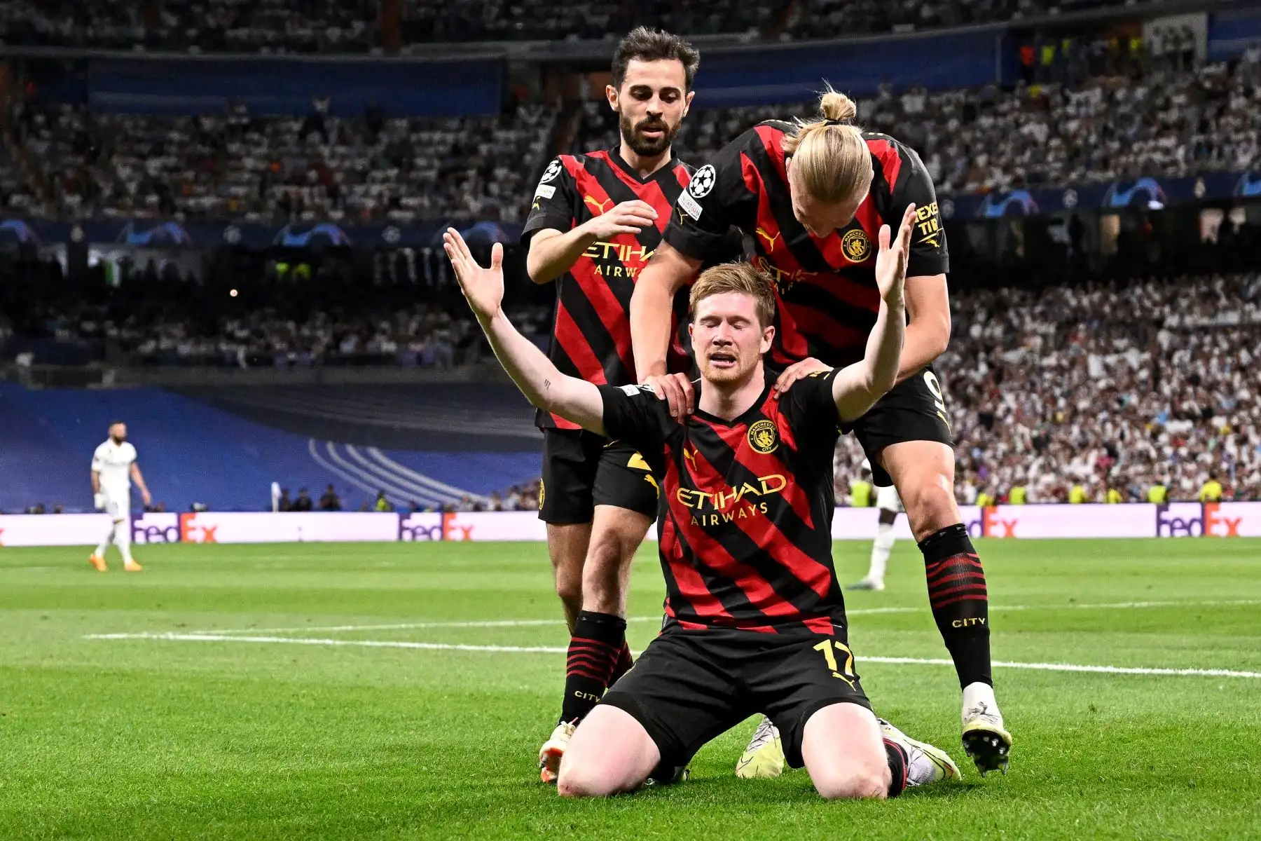 El centrocampista belga del Manchester City, Kevin De Bruyne, celebra con sus compañeros marcar el primer gol de su equipo durante el partido de ida de la semifinal de la UEFA Champions League entre el Real Madrid CF y el Manchester City en el estadio Santiago Bernabeu de Madrid el 9 de mayo de 2023.
Foto: AFP