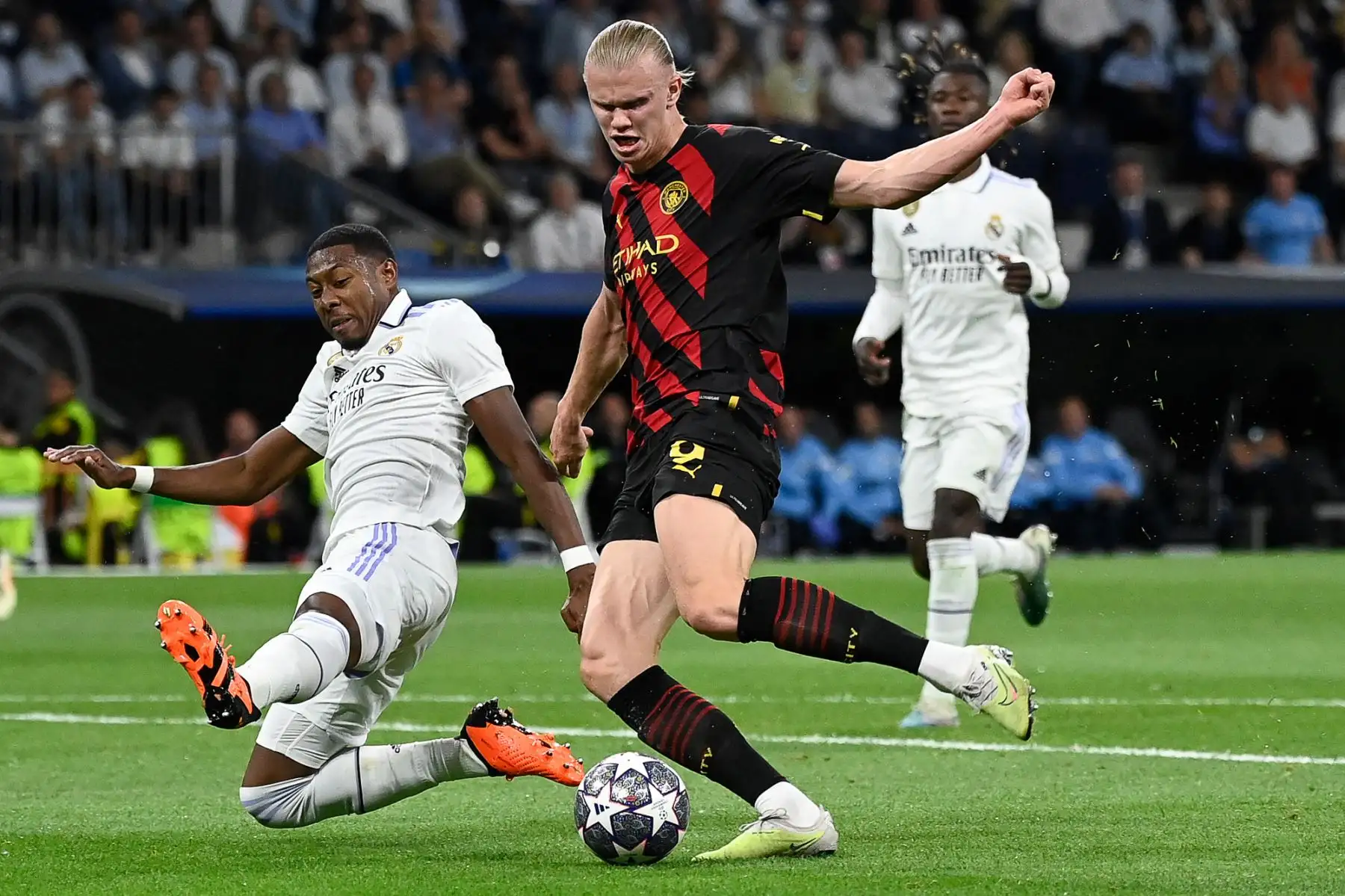 El delantero noruego del Manchester City, Erling Haaland (derecha), compite con el defensa austriaco del Real Madrid, David Alaba, durante el partido de ida de la semifinal de la Liga de Campeones de la UEFA entre el Real Madrid CF y el Manchester City en el estadio Santiago Bernabeu de Madrid el 9 de mayo de 2023.
Foto: AFP