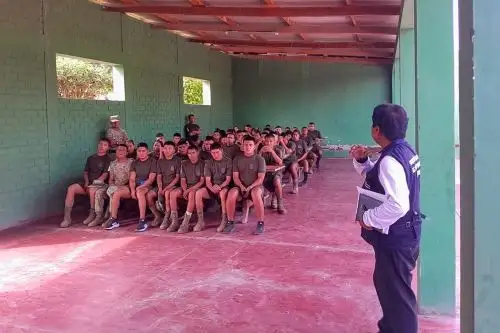 Los militares reciben adiestramiento en control vectorial y proceso de fumigación para combatir el dengue.