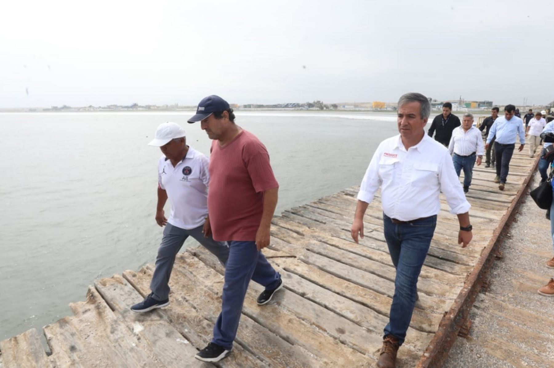 Ministro de la Producción, Raúl Pérez Reyes (camisa blanca), visitó embarcaderos pesqueros en la región La Libertad. Foto: Cortesía.