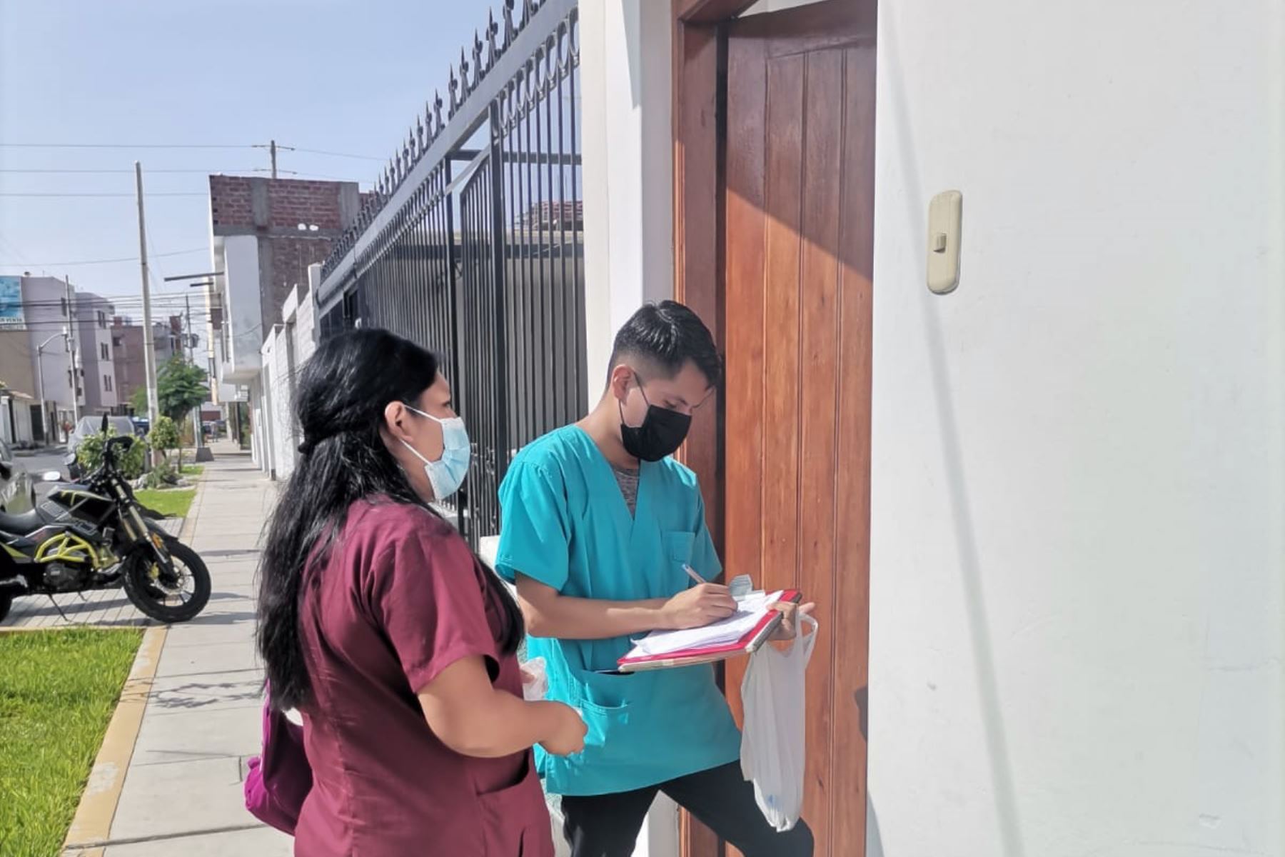Autoridades de salud instan a pobladores a permitir el ingreso a viviendas del personal sanitario como parte de la lucha contra el dengue. Foto: ANDINA/Difusión