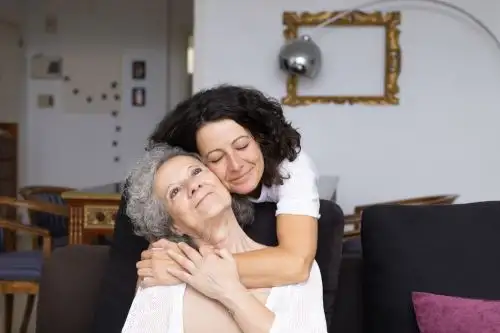 El seguimiento a la salud mental de una mamá de la tercera edad debe ser permanente, para atender posibles síntomas de depresión, sostienen especialistas. ANDINA/ UPN.
