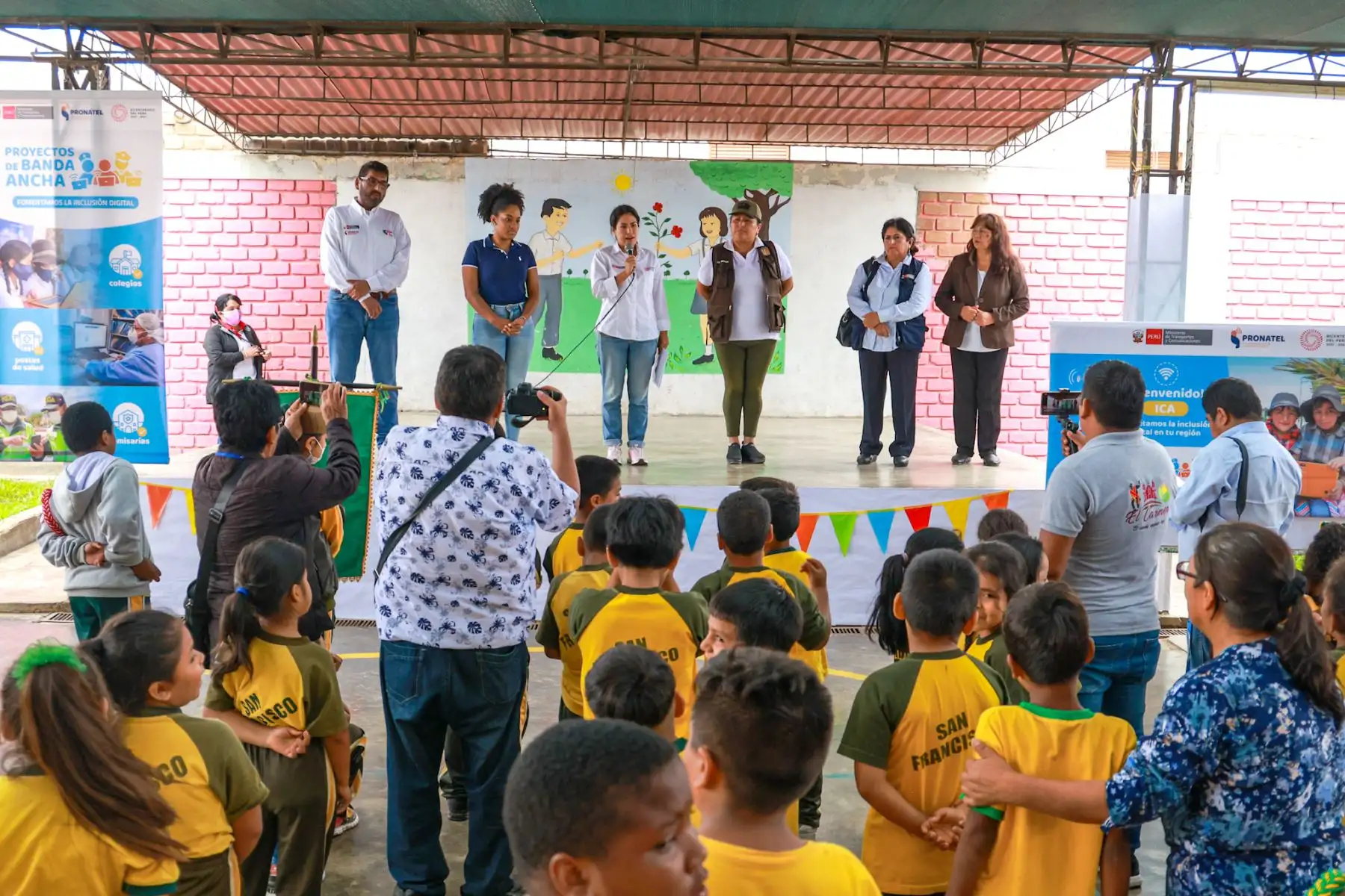 El acto protocolar se realizó en el Centro Educativo 22758, en El Carmen, Chincha, en medio de la algarabía de los alumnos de dicho colegio. “Nuestro trabajo está orientado a darle lo mejor a ustedes los estudiantes, ahora con el acceso a Internet van a potenciar sus conocimientos. Hagan un buen uso de sus recursos”, manifestó la titular del MTC.
Foto: ANDINA/MTC