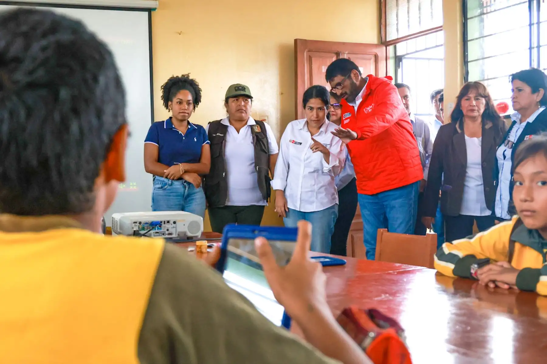 El acto protocolar se realizó en el Centro Educativo 22758, en El Carmen, Chincha, en medio de la algarabía de los alumnos de dicho colegio. “Nuestro trabajo está orientado a darle lo mejor a ustedes los estudiantes, ahora con el acceso a Internet van a potenciar sus conocimientos. Hagan un buen uso de sus recursos”, manifestó la titular del MTC.
Foto: ANDINA/MTC