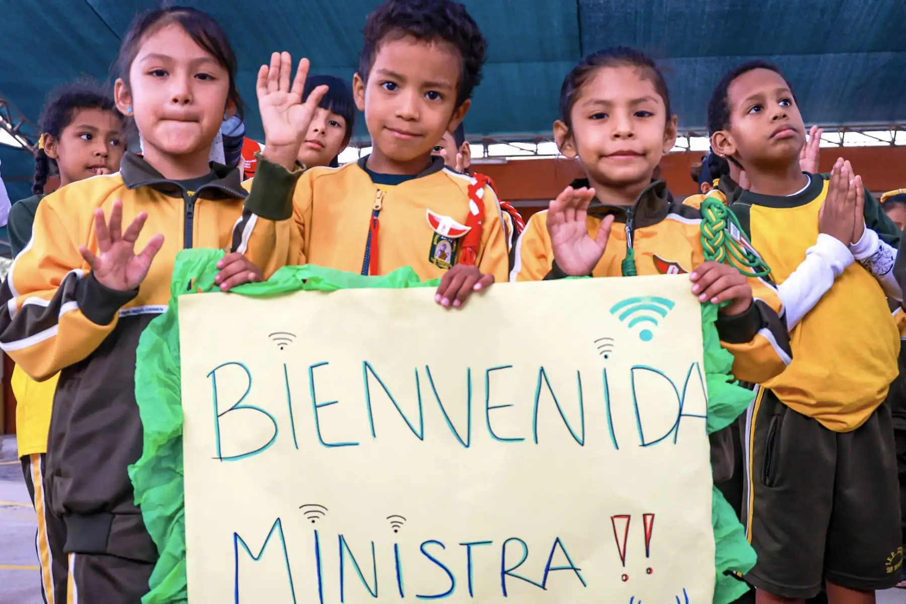 El acto protocolar se realizó en el Centro Educativo 22758, en El Carmen, Chincha, en medio de la algarabía de los alumnos de dicho colegio. “Nuestro trabajo está orientado a darle lo mejor a ustedes los estudiantes, ahora con el acceso a Internet van a potenciar sus conocimientos. Hagan un buen uso de sus recursos”, manifestó la titular del MTC.
Foto: ANDINA/MTC