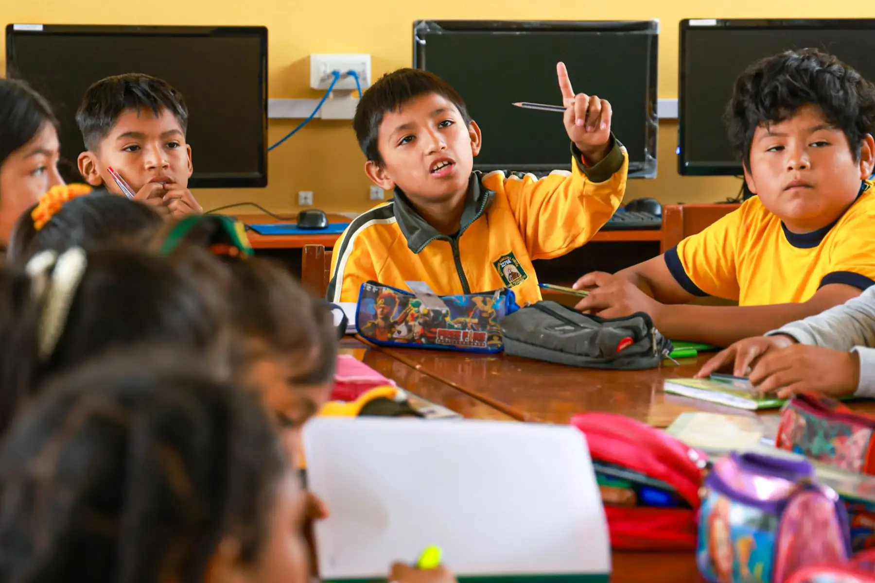El acto protocolar se realizó en el Centro Educativo 22758, en El Carmen, Chincha, en medio de la algarabía de los alumnos de dicho colegio. “Nuestro trabajo está orientado a darle lo mejor a ustedes los estudiantes, ahora con el acceso a Internet van a potenciar sus conocimientos. Hagan un buen uso de sus recursos”, manifestó la titular del MTC.
Foto: ANDINA/MTC