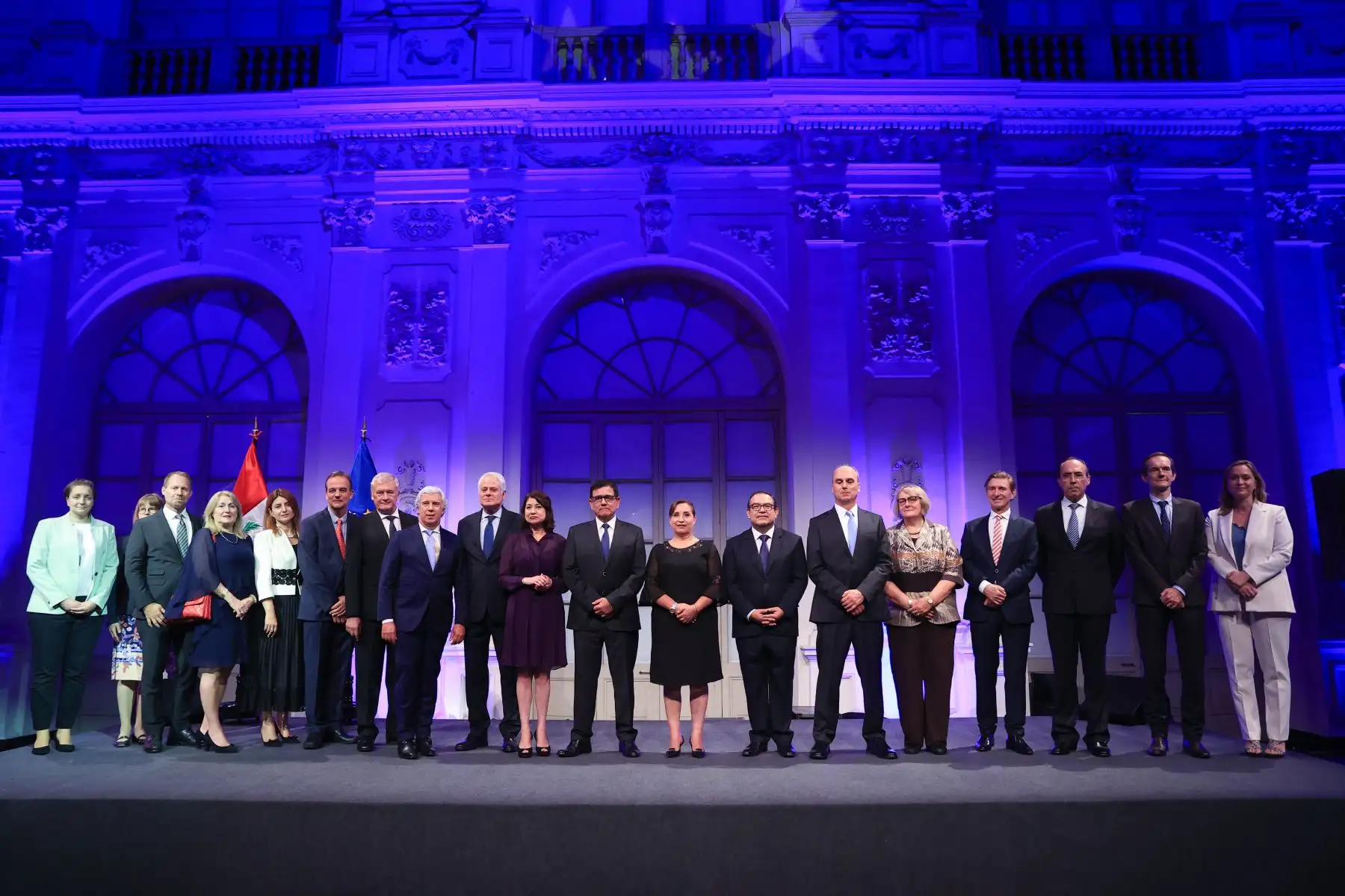 La presidenta de la República, Dina Boluarte, junto con la canciller Ana Cecilia Guervasi y el embajador de la Unión Europea en Perú,  Gaspar Frontini, participaron de la ceremonia por el Día de Europa realizada en el Museo de Arte de Lima.
Foto: ANDINA/Presidencia Perú