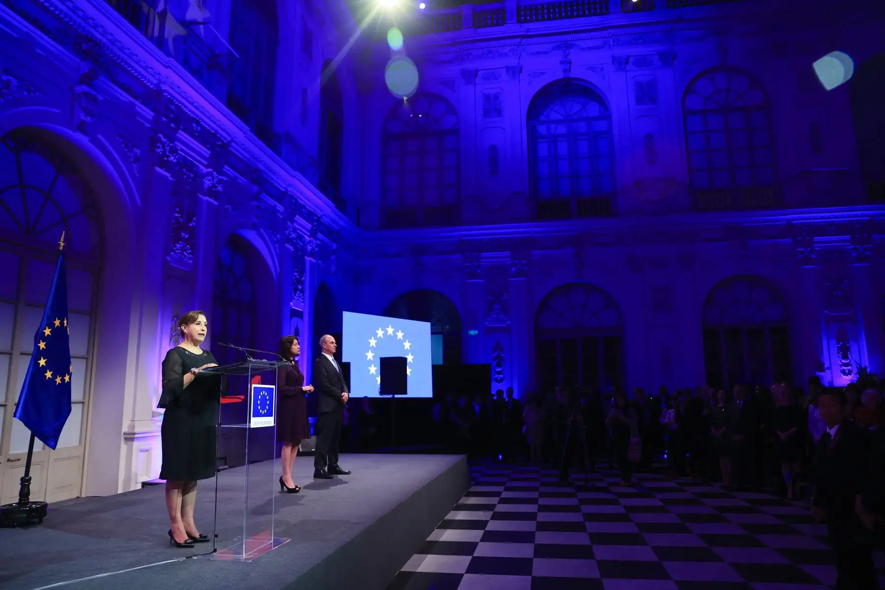La presidenta de la República, Dina Boluarte, junto con la canciller Ana Cecilia Guervasi y el embajador de la Unión Europea en Perú,  Gaspar Frontini, participaron de la ceremonia por el Día de Europa realizada en el Museo de Arte de Lima.
Foto: ANDINA/Presidencia Perú