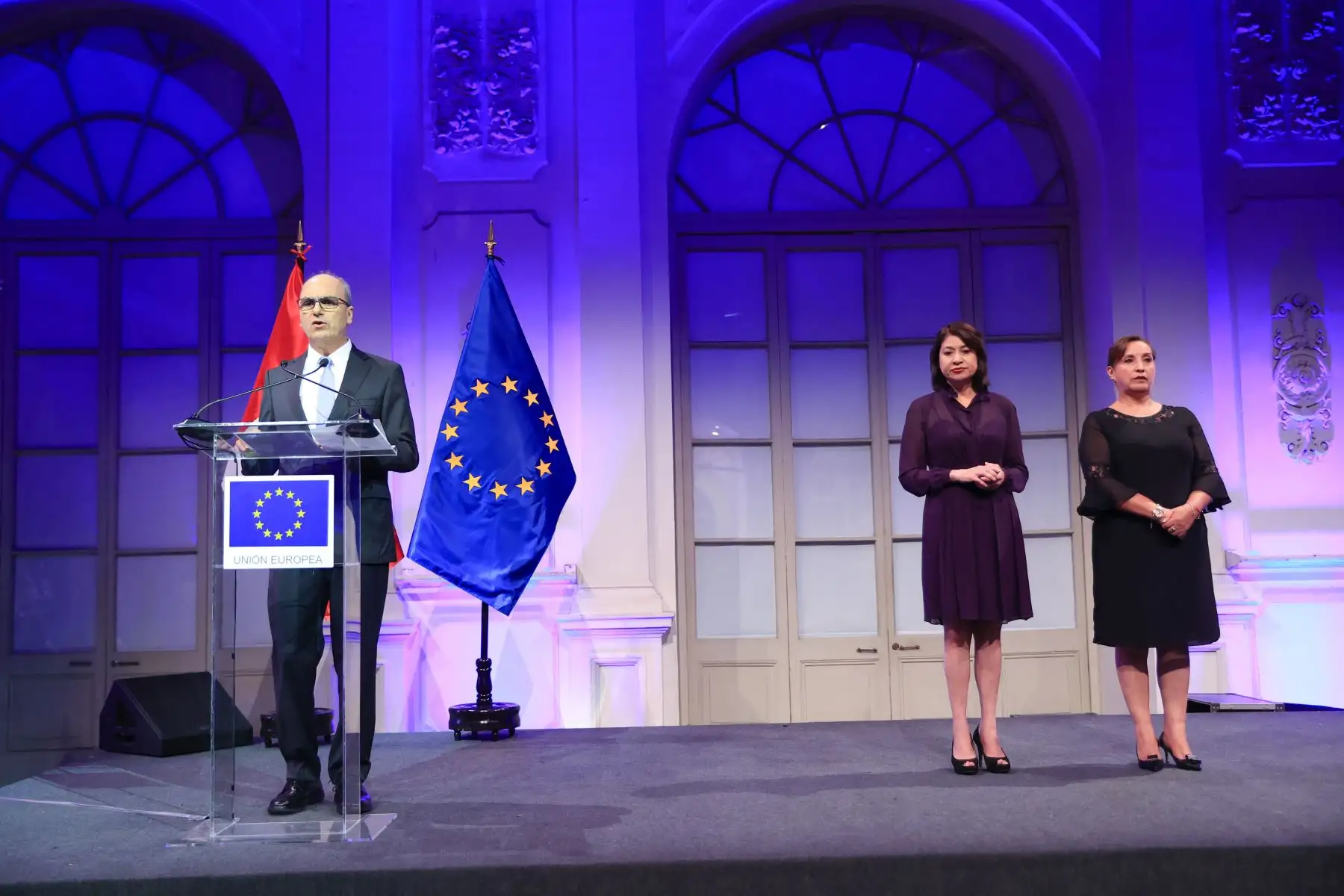 La presidenta de la República, Dina Boluarte, junto con la canciller Ana Cecilia Guervasi y el embajador de la Unión Europea en Perú,  Gaspar Frontini, participaron de la ceremonia por el Día de Europa realizada en el Museo de Arte de Lima.
Foto: ANDINA/Presidencia Perú