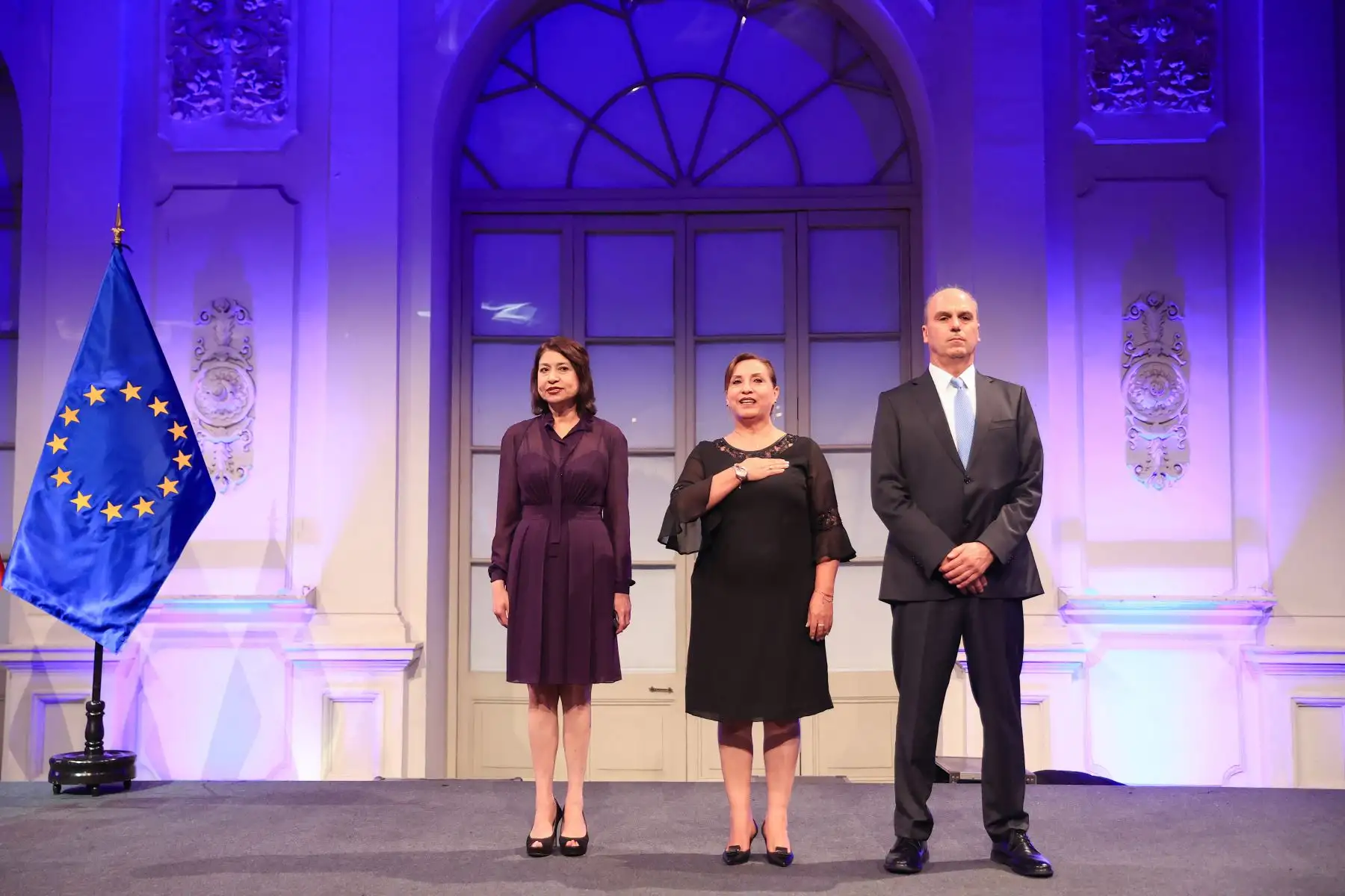 La presidenta de la República, Dina Boluarte, junto con la canciller Ana Cecilia Guervasi y el embajador de la Unión Europea en Perú,  Gaspar Frontini, participaron de la ceremonia por el Día de Europa realizada en el Museo de Arte de Lima.
Foto: ANDINA/Presidencia Perú