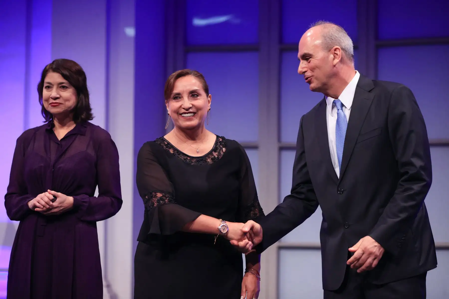La presidenta de la República, Dina Boluarte, junto con la canciller Ana Cecilia Guervasi y el embajador de la Unión Europea en Perú,  Gaspar Frontini, participaron de la ceremonia por el Día de Europa realizada en el Museo de Arte de Lima.
Foto: ANDINA/Presidencia Perú