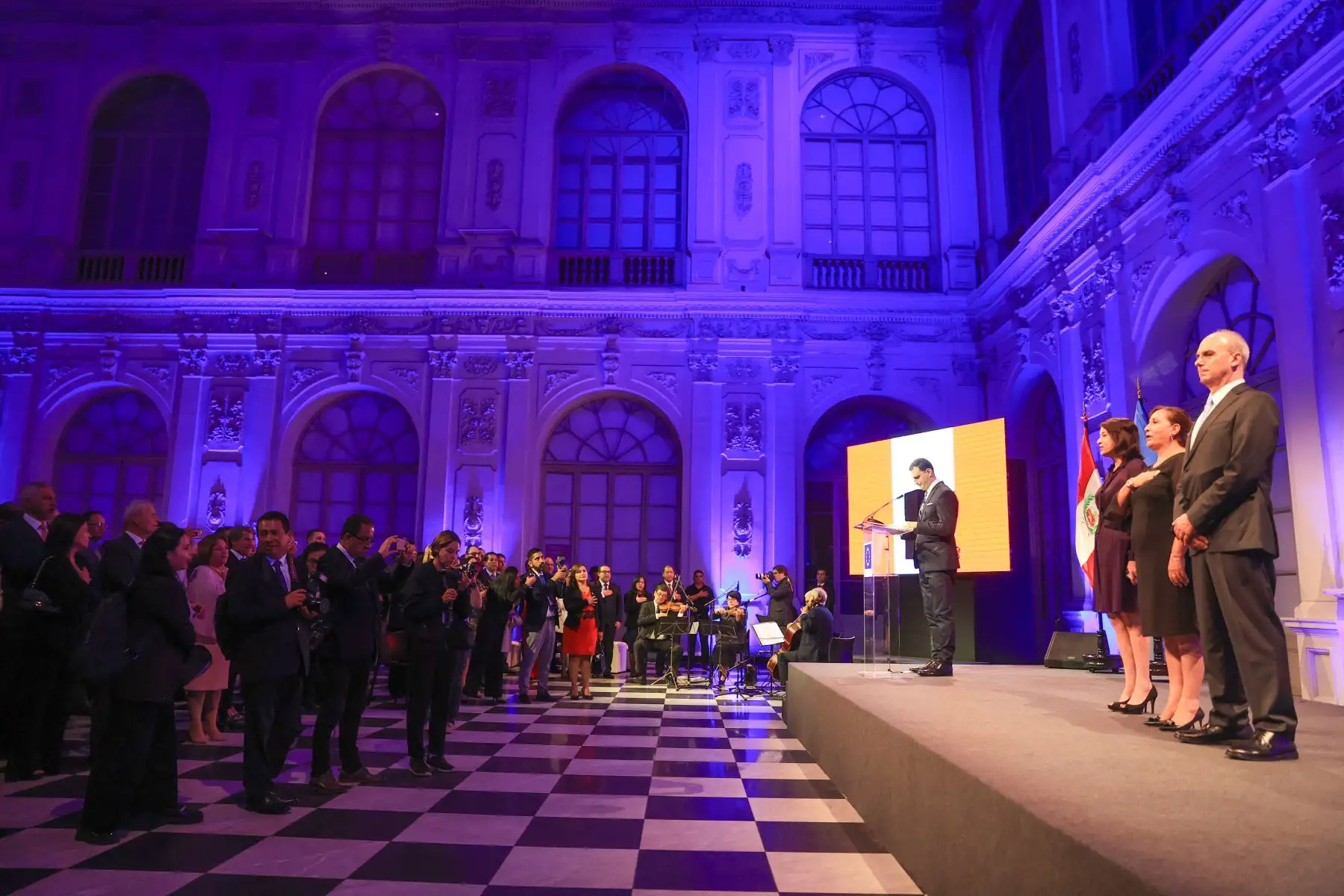 La presidenta de la República, Dina Boluarte, junto con la canciller Ana Cecilia Guervasi y el embajador de la Unión Europea en Perú,  Gaspar Frontini, participaron de la ceremonia por el Día de Europa realizada en el Museo de Arte de Lima.
Foto: ANDINA/Presidencia Perú