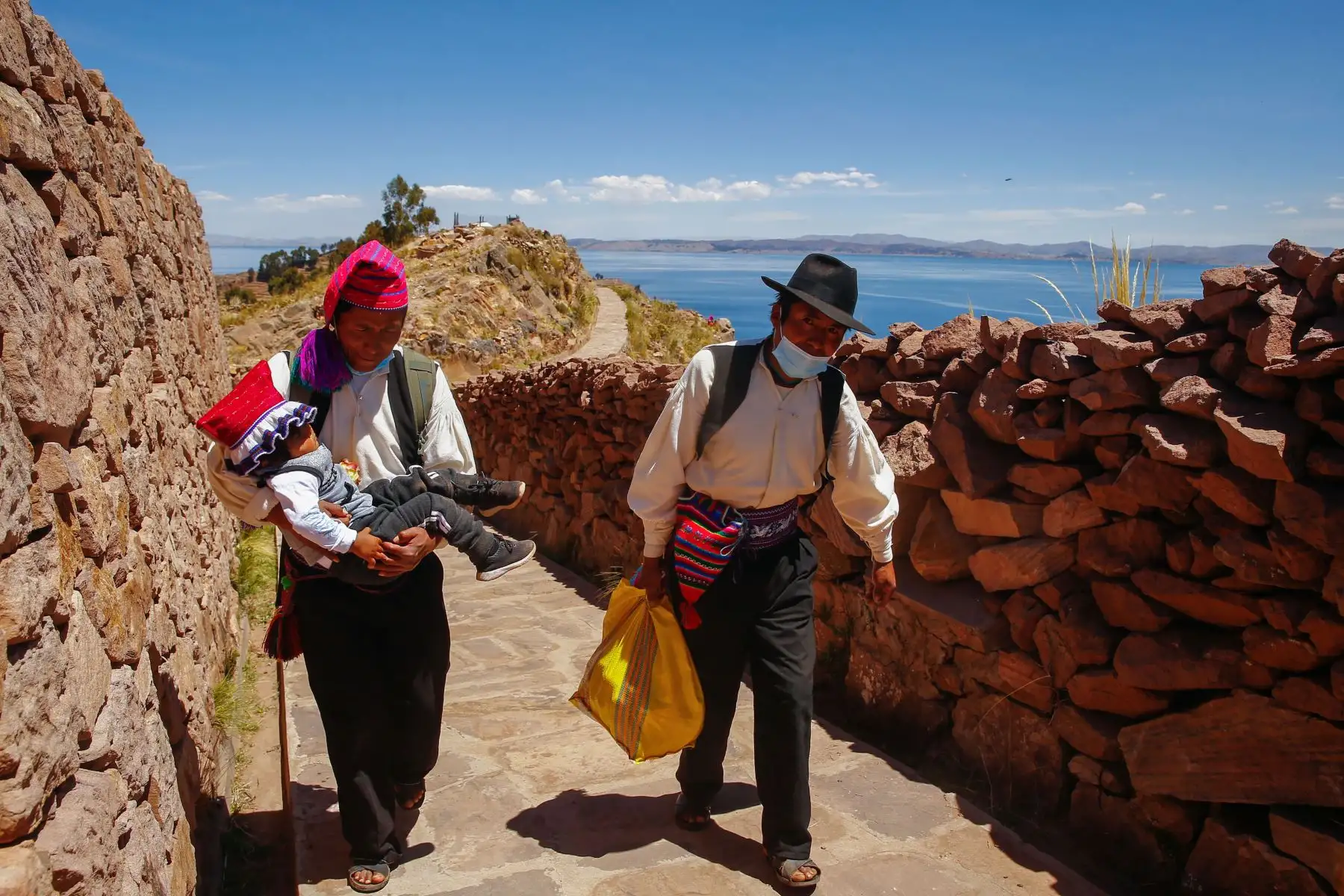 La isla de Taquile es parte del territorio de la cultura aimara, la cual se caracteriza por su rica historia y tradiciones. Una vez ahí los visitantes podrán explorar sobre la región y aprender sobre la vida cotidiana y las creencias de los habitantes, que son conocidos por su sistema de organización social, en donde todos los miembros de la comunidad participan en la toma de decisiones y en la solución de problemas.
Foto: ANDINA/Andrés Valle
