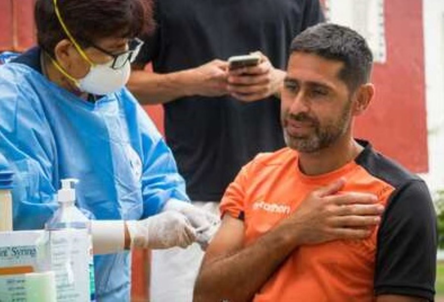 En Campo Mar U se llevó a cabo ó la vacunación a jugadores y trabajadores de Universitario de Deportes contra la influenza, fiebre amarilla y covid-19. Foto: Minsa.