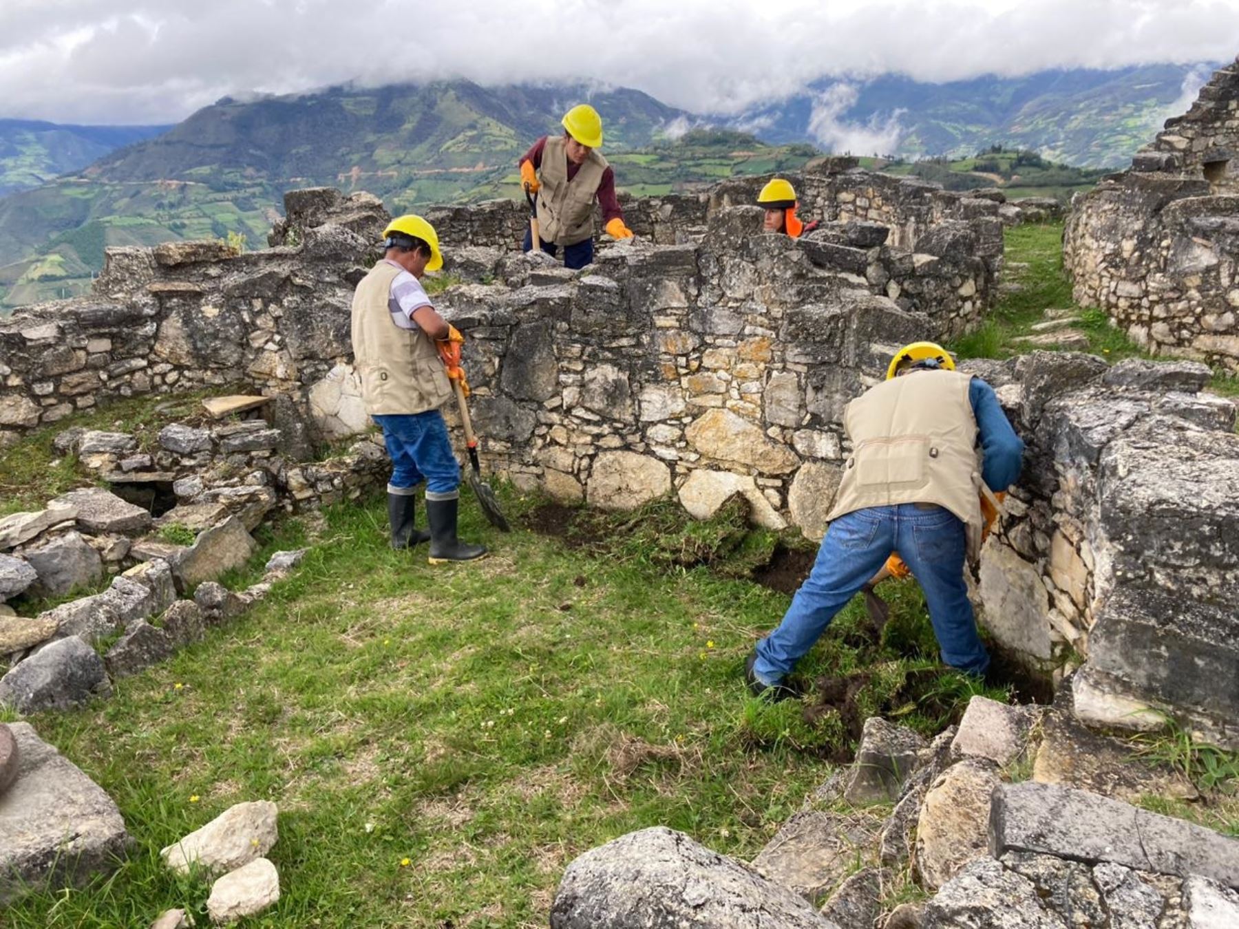 Ministerio de Cultura incorpora a especialistas y operarios de Amazonas para acelerar los trabajos en el monumento arqueológico Kuélap, afectado por el derrumbe de una parte de su muro perimetral. ANDINA/Difusión