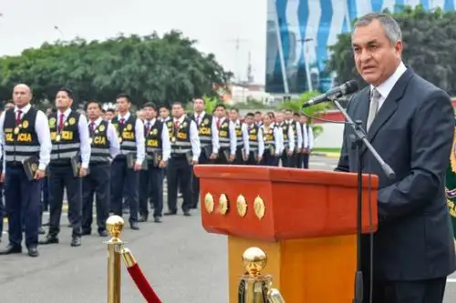Durante la clausura de 14 cursos de capacitación del sistema policial de investigación criminal, en el Ministerio del Interior, Romero reconoció el esfuerzo y dedicación de los 458 graduados y destacó la relevancia de su trabajo en la sociedad. Foto: Mininter.