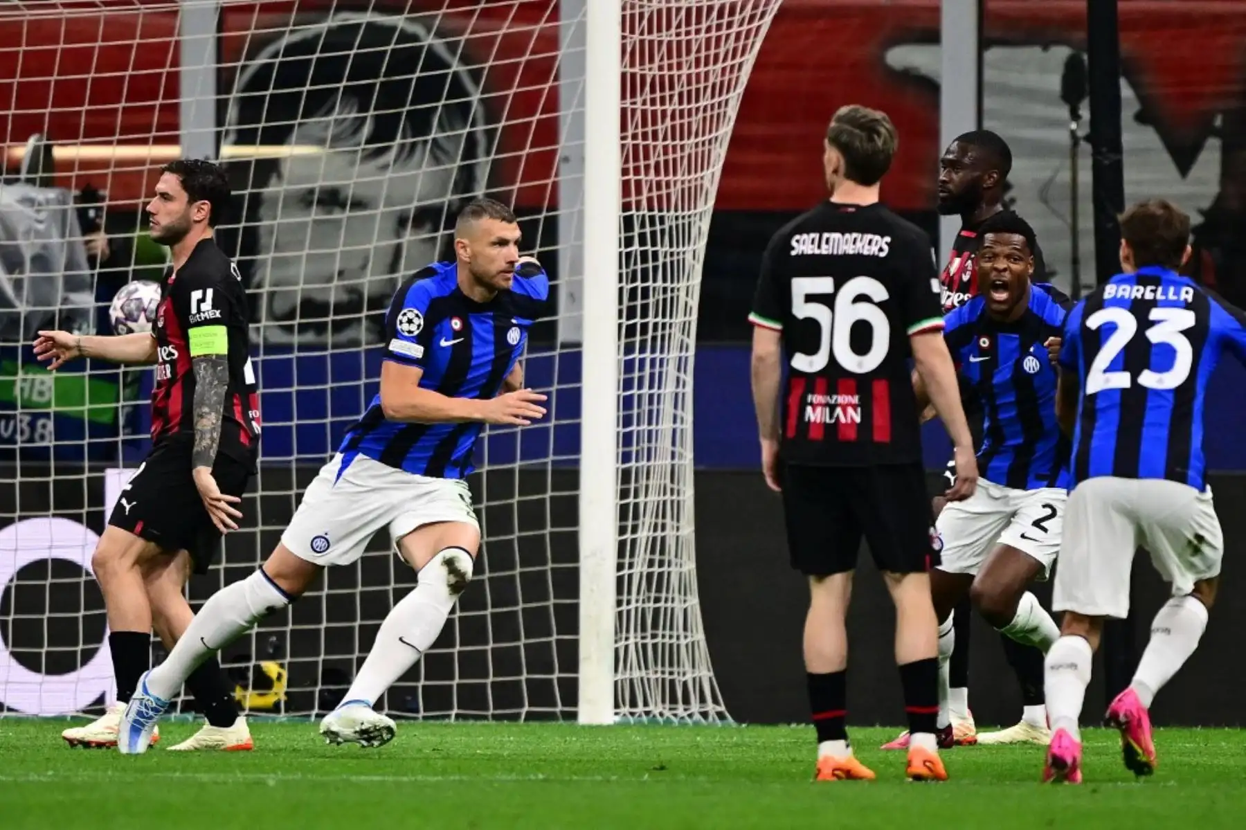 Dzeko convierte el primer tanto del partido