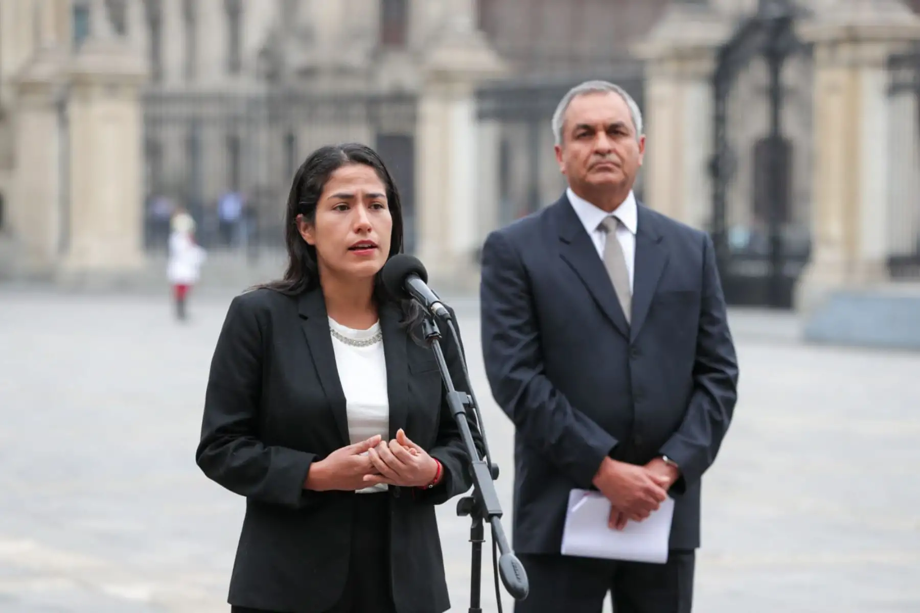 Titular del Gabinete Ministerial, Alberto Otárola, junto a sus ministros del Estado brindan conferencia de prensa, tras una nueva sesión del Consejo de Ministros realizada el día de hoy en Palacio de Gobierno.
Foto: PCM/Juan Pablo Azabache