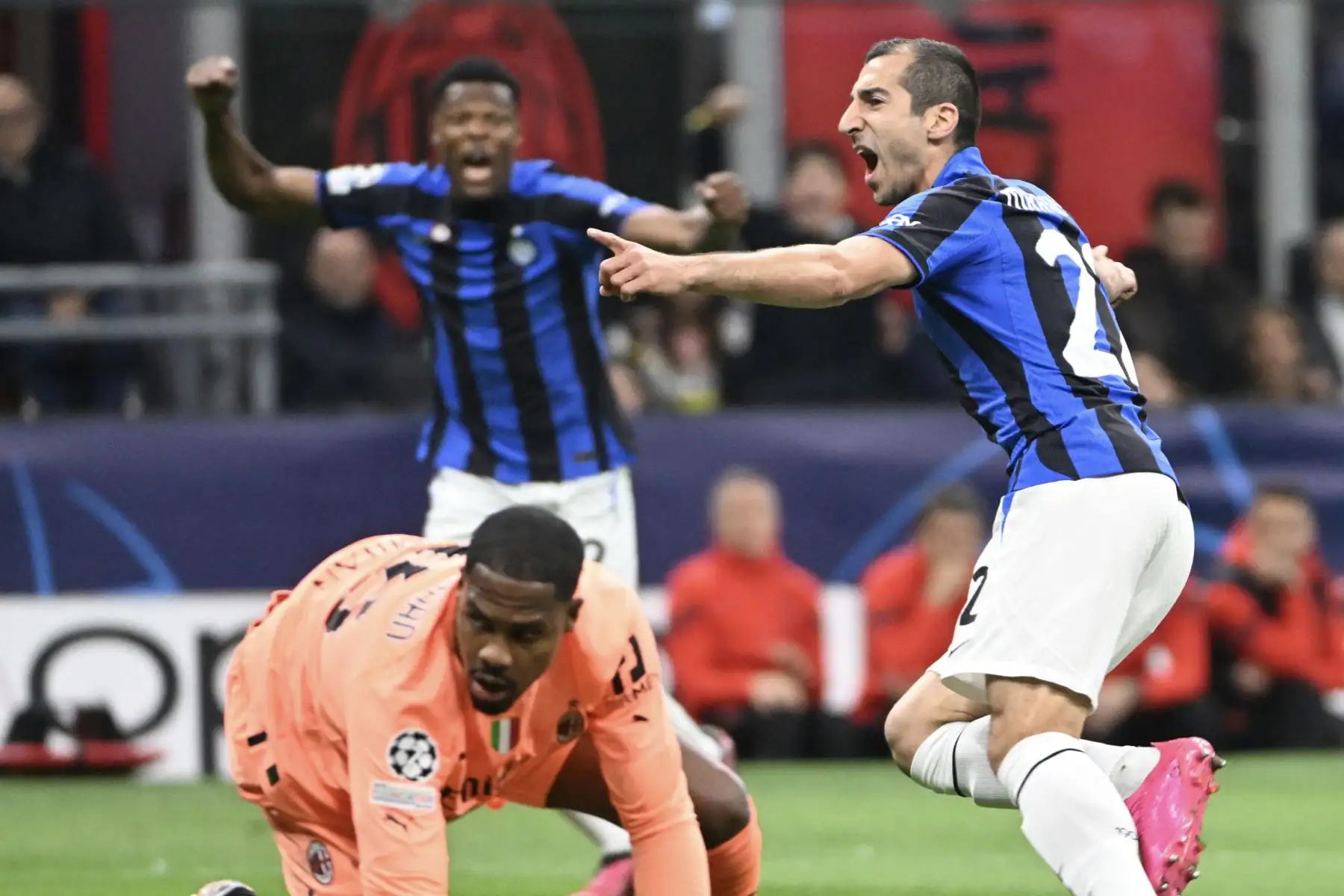 Henrick Mikhitaryan, del Inter, celebra tras marcar el 0-2 durante el partido de ida de la semifinal de la Liga de Campeones de la UEFA entre el AC Milan y el FC Inter, en Milán, Italia, el 10 de mayo de 2023.
Foto: EFE