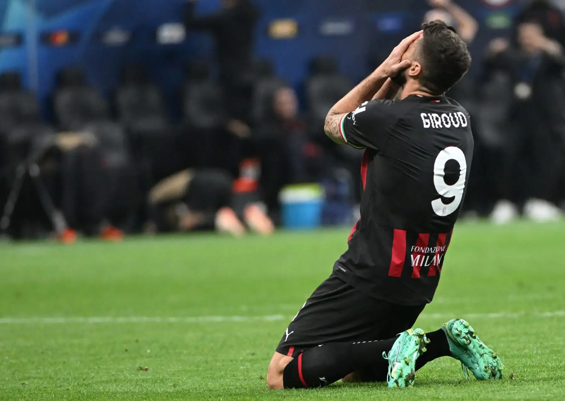 El delantero del AC Milan, Olivier Giroudr, reacciona durante el partido de ida de la semifinal de la Liga de Campeones de la UEFA entre el AC Milan y el FC Inter, en Milán, Italia, el 10 de mayo de 2023. 
Foto: EFE
