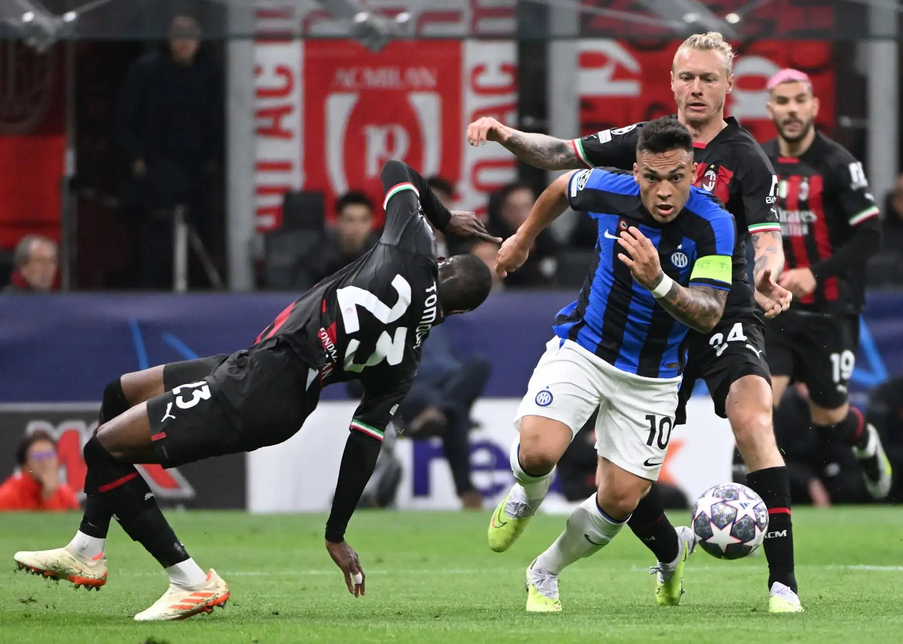 El delantero del Inter de Milán, Lautaro Martínez, en acción contra los defensores del AC Milan Fikayo Tomori y Simon Kjaer durante el partido de ida de la semifinal de la Liga de Campeones de la UEFA entre el AC Milan y el FC Inter, en Milán, Italia, el 10 de mayo de 2023.
Foto: EFE