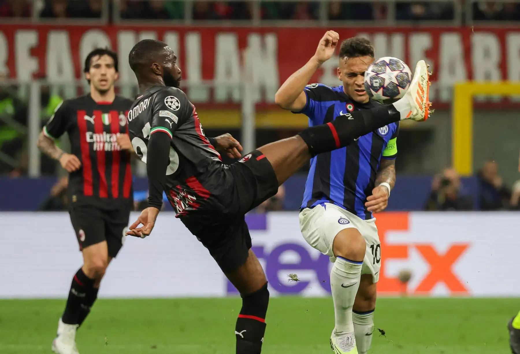 El defensa del AC Milan Fikayo Tomori en acción contra el delantero del FC Inter de Milán Lautaro Martínez durante el partido de ida de la semifinal de la Liga de Campeones de la UEFA entre el AC Milan y el FC Inter, en Milán, Italia, el 10 de mayo de 2023.
Foto: EFE