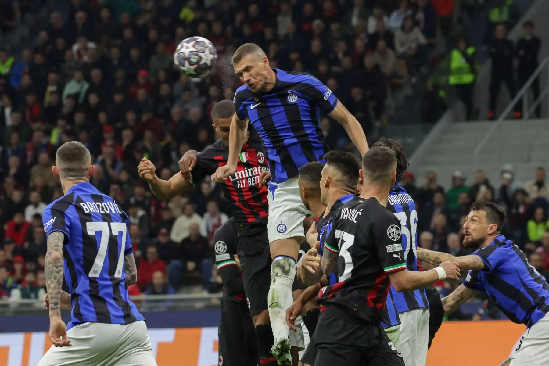 El delantero del FC Inter de Milán, Edin Dzeko, en acción contra el defensor del AC Milan, Malick Thiaw, durante el partido de ida de la semifinal de la Liga de Campeones de la UEFA entre el AC Milan y el FC Inter, en Milán, Italia, el 10 de mayo de 2023.
Foto: EFE
