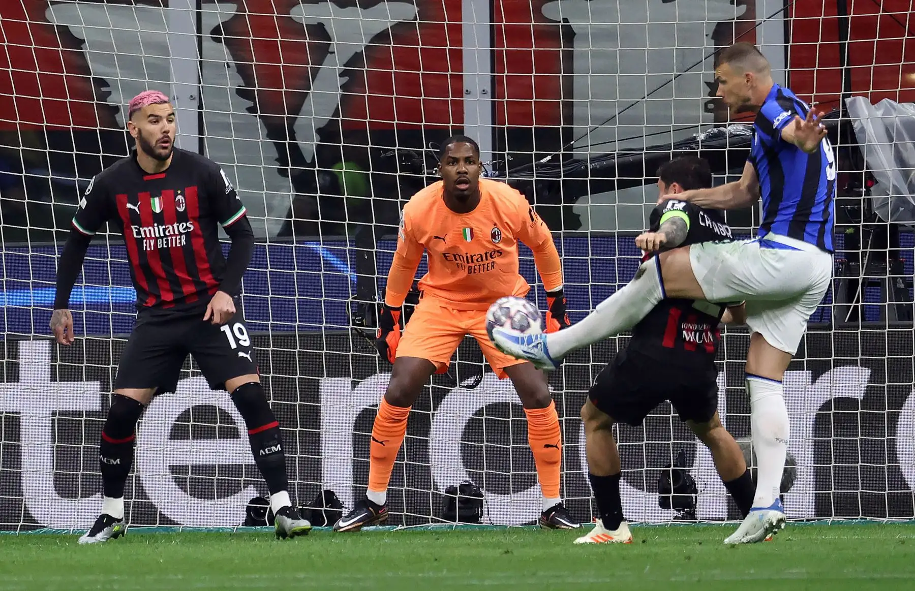 Edin Dzeko del Inter de Milán anota el 0-1 durante el partido de ida de la semifinal de la Liga de Campeones de la UEFA entre el AC Milan y el FC Inter, en Milán, Italia, el 10 de mayo de 2023.
Foto: EFE