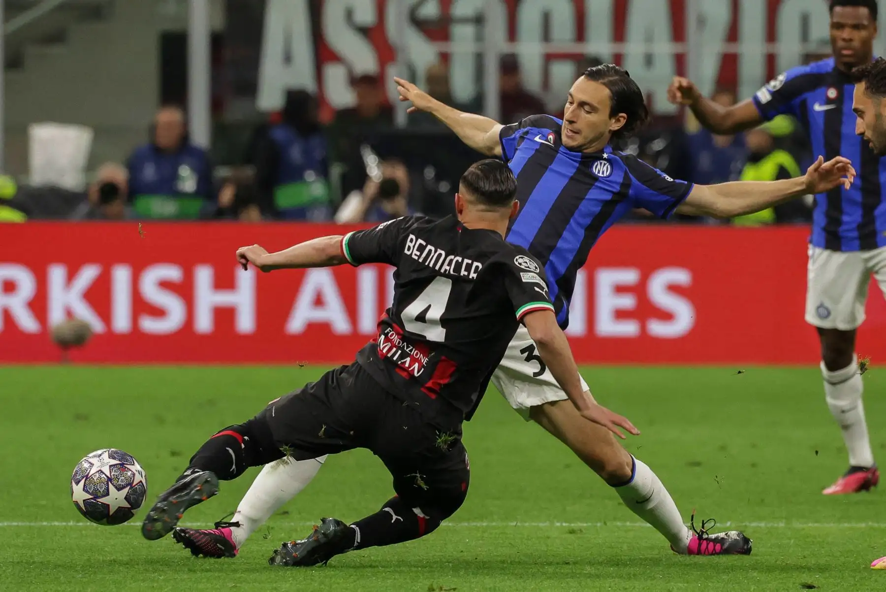 El defensor del Inter, Matteo Darmian, en acción contra el centrocampista del AC Milan, Ismael Bennacer, durante el partido de ida de la semifinal de la Liga de Campeones de la UEFA entre el AC Milan y el FC Inter, en Milán, Italia, el 10 de mayo de 2023.
Foto: EFE