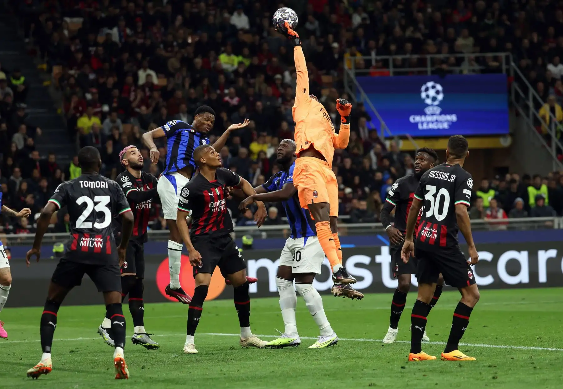 El portero del AC Milan, Mike Maignan, en acción durante el partido de ida de la semifinal de la Liga de Campeones de la UEFA entre el AC Milan y el FC Inter, en Milán, Italia, el 10 de mayo de 2023.
Foto: EFE