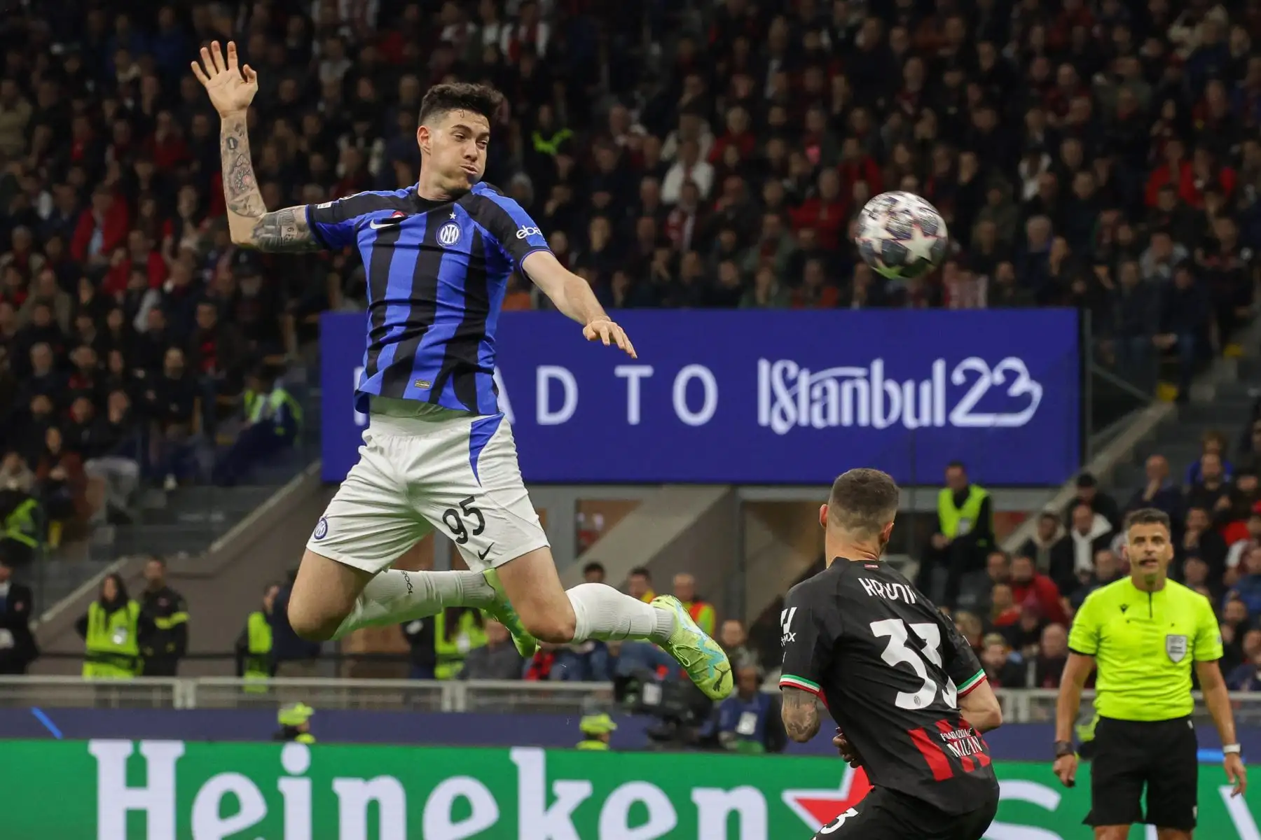 El defensor del FC Inter de Milán, Alessandro Bastoni, en acción contra el centrocampista del AC Milan, Rade Krunic, durante el partido de ida de la semifinal de la Liga de Campeones de la UEFA entre el AC Milan y el FC Inter, en Milán, Italia, el 10 de mayo de 2023.
Foto: EFE