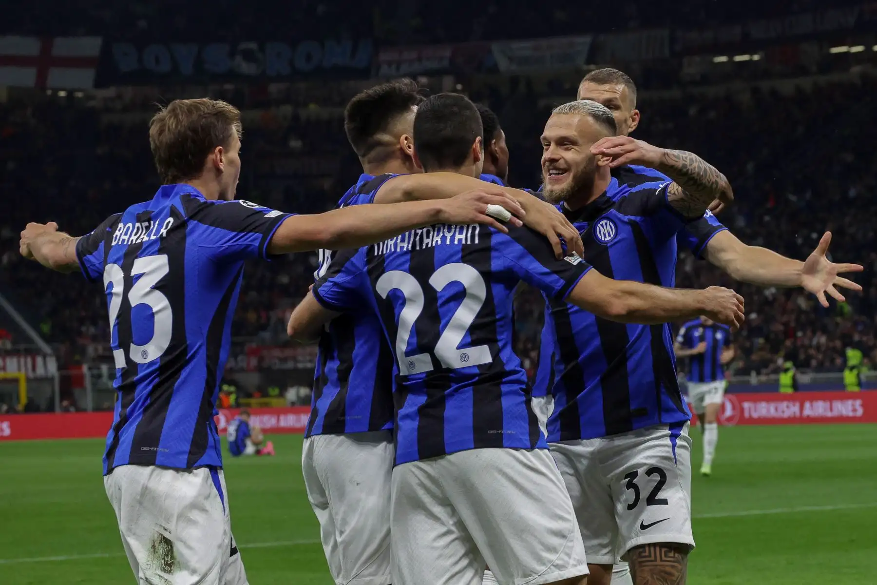 Los jugadores del FC Inter celebran el gol 0-2 anotado por su compañero Henrikh Mkhitaryan durante el partido de ida de la semifinal de la Liga de Campeones de la UEFA entre el AC Milan y el FC Inter, en Milán, Italia, el 10 de mayo de 2023.
Foto: EFE