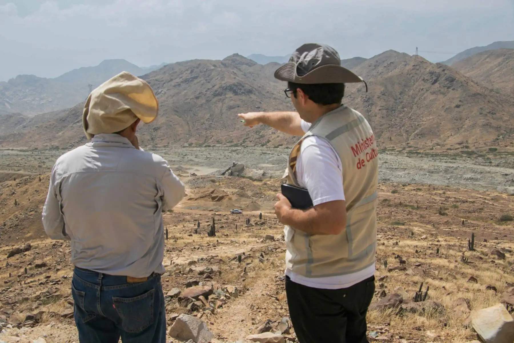 Un equipo de arqueólogos de la Dirección Desconcentrada de Cultura (DDC) La Libertad constató la afectación y remoción de terrenos que contienen evidencias arqueológicas de época prehispánica, de más de 10,000 años, de la Zona Arqueológica Alto Guitarra, ubicada en el sector El Vagón, en el distrito de Laredo, provincia de Trujillo, región La Libertad.
Foto: ANDINA/Luis Puell