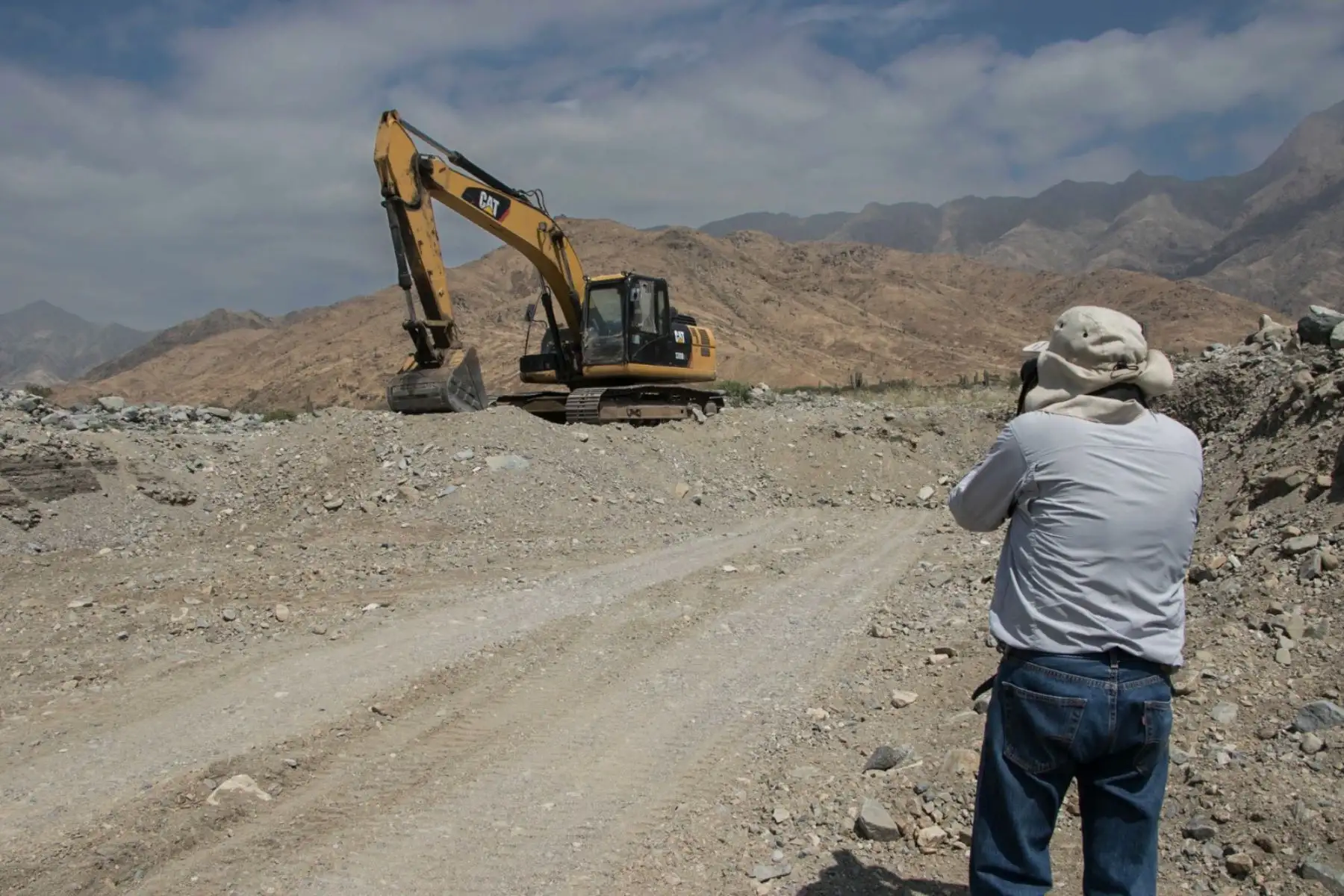Los especialistas verificaron la instalación de infraestructura de cantera para extracción de material de construcción con fines de su posterior venta en el área intangible de la referida zona arqueológica, que corresponde al área XXIII La Carbonera y Quebrada Alto de Guitarra.También se han removido los terrenos que contienen evidencias arqueológicas de época prehispánica de más de 10,000 años. Los arqueólogos de la DDC también registraron maquinaria pesada, con la que realizaban la extracción del material