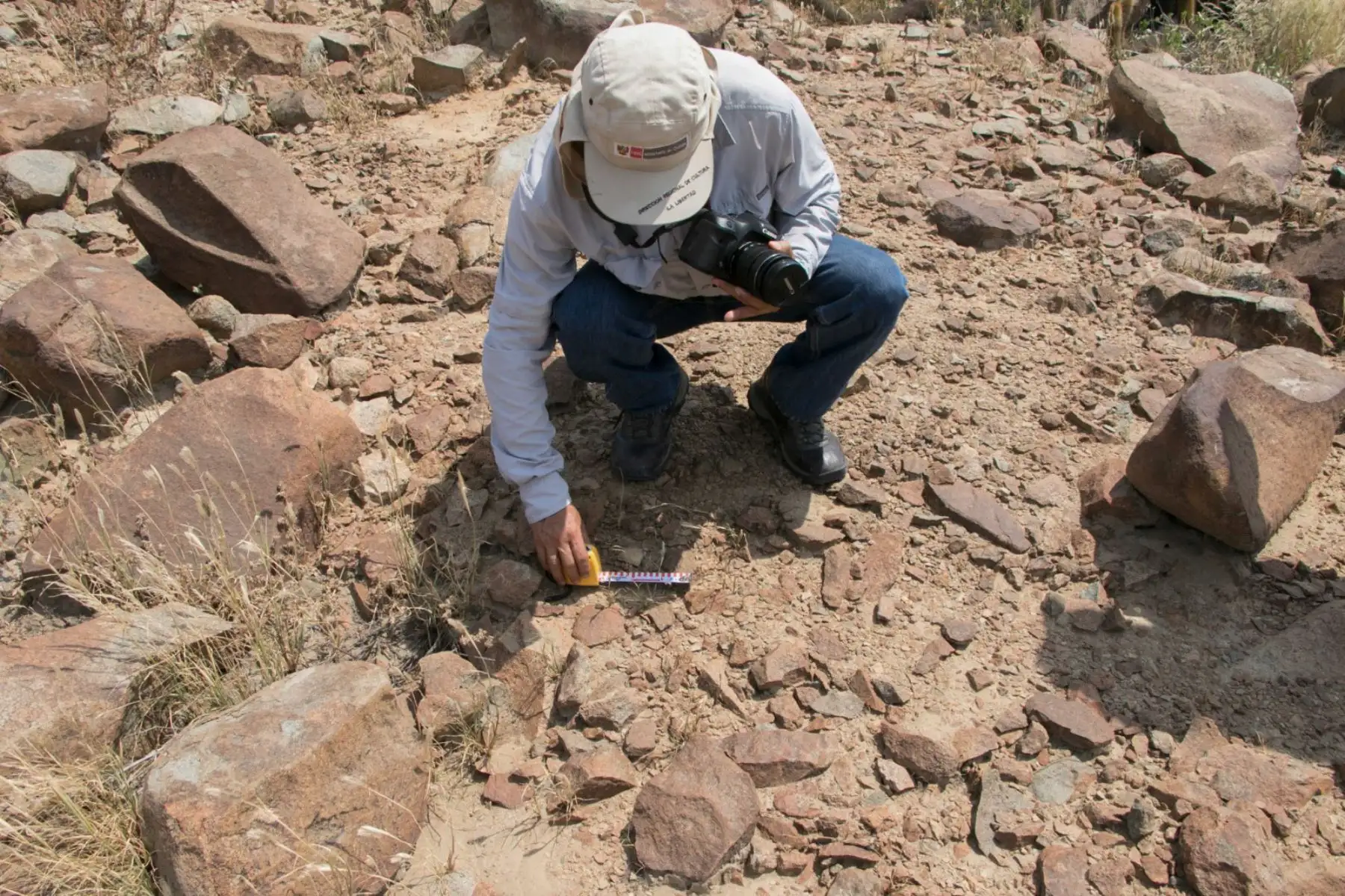 Un equipo de arqueólogos de la Dirección Desconcentrada de Cultura (DDC) La Libertad constató la afectación y remoción de terrenos que contienen evidencias arqueológicas de época prehispánica, de más de 10,000 años, de la Zona Arqueológica Alto Guitarra, ubicada en el sector El Vagón, en el distrito de Laredo, provincia de Trujillo, región La Libertad.
Foto: ANDINA/Luis Puell