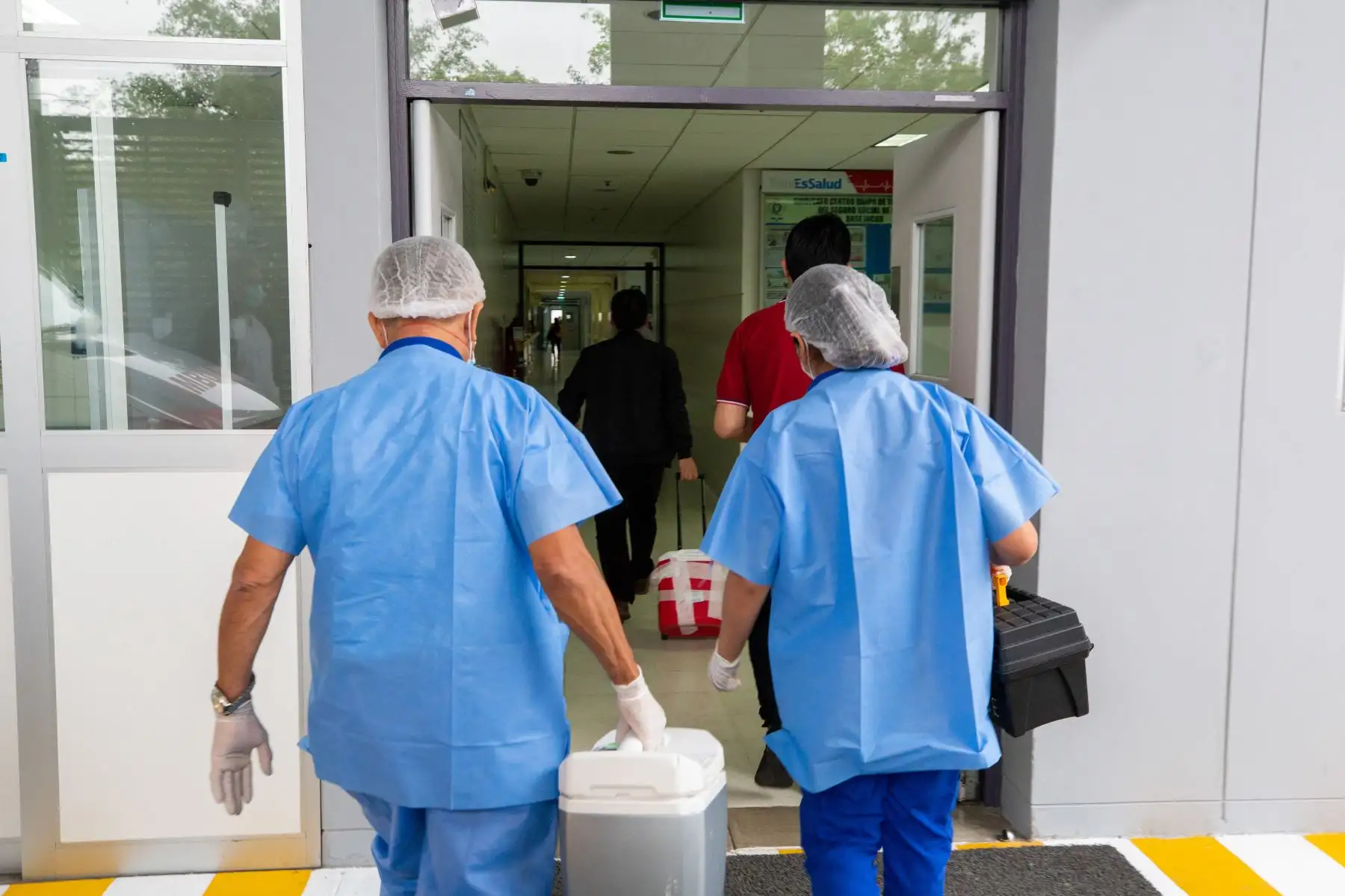 El donante es un varón que perdió la vida tras un accidente de tránsito. La remoción de los órganos inició durante la madrugada y estuvo a cargo del personal médico y asistencial de los hospitales Almenara, Rebagliati y el Instituto Nacional Cardiovascular (Incor) de EsSalud. 
Foto: ANDINA/EsSalud