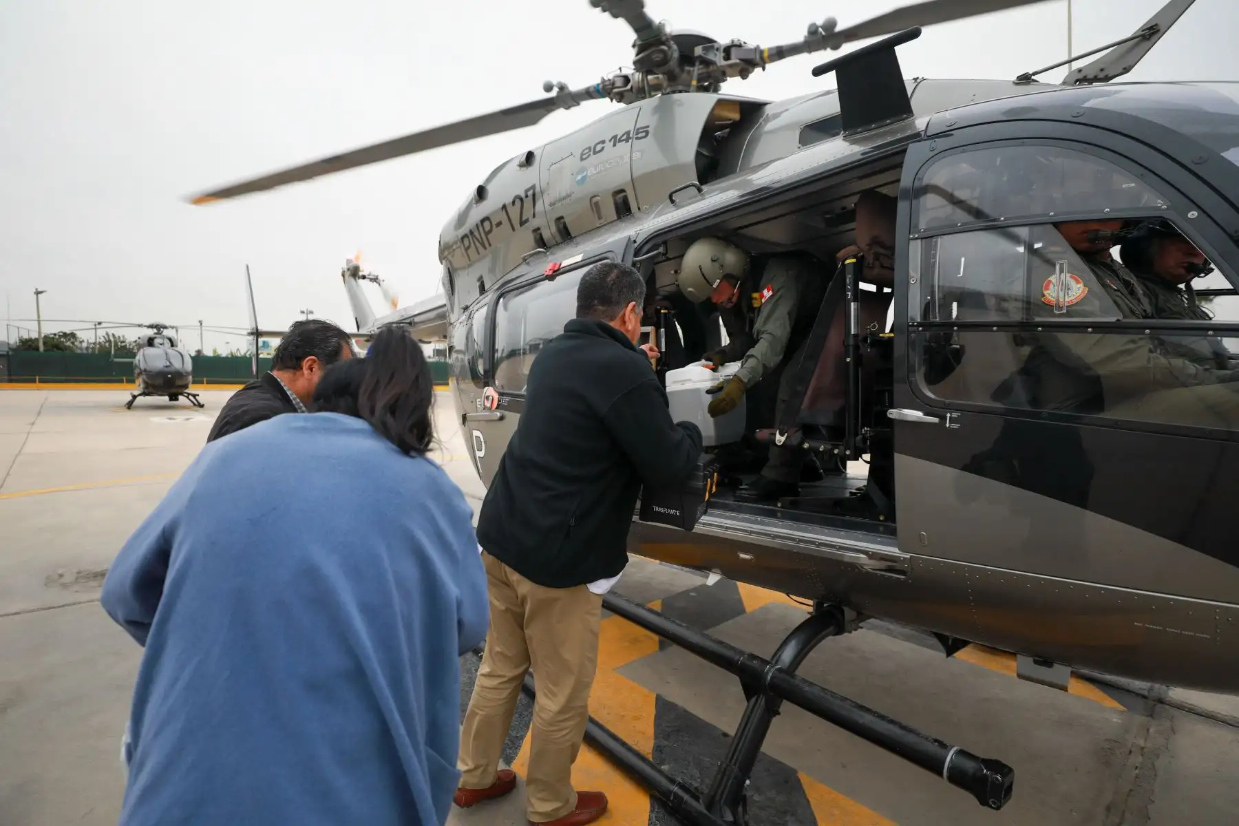 Los órganos donados llegaron al aeropuerto Jorge Chávez en un vuelo privado (charter). Con el apoyo de un helicóptero de la Policía Nacional, el corazón pudo ser trasladado rápidamente al hospital Rebagliati con destino al Incor, mientras que los demás órganos se dirigieron a los nosocomios por medio de ambulancias de STAE.
Foto: ANDINA/EsSalud