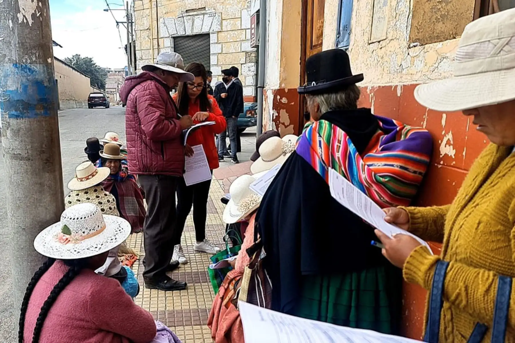El Inabif orientó a los beneficiarios en el llenado de los formatos para cobrar la asistencia económica por orfandad. Foto: ANDINA/Mimp