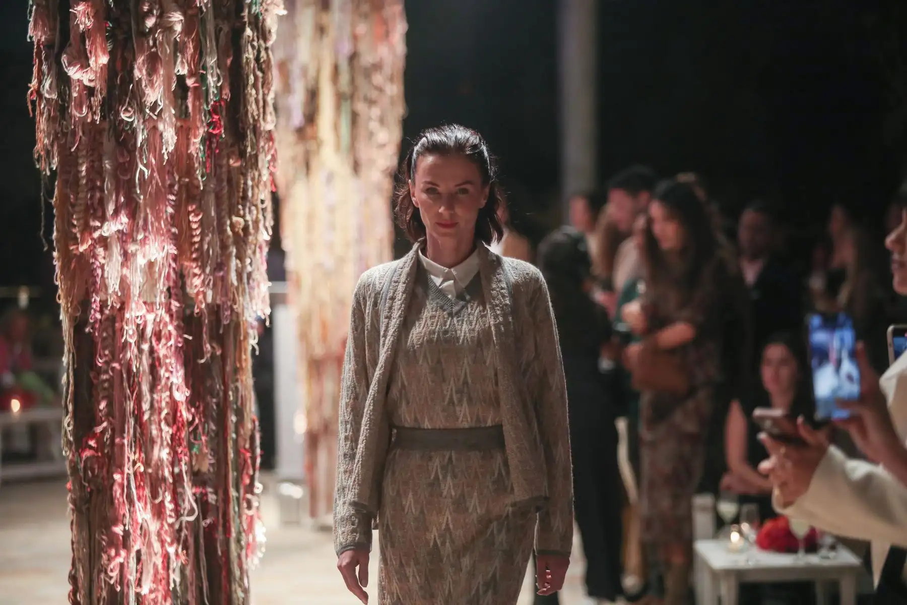 Este nuevo universo cultural da como resultado prendas con motivos étnicos provenientes de la cultura precolombina y los fusiona con cortes clásicos europeos, asimétricos y vanguardistas.  

Foto: ANDINA/Ricardo Cuba