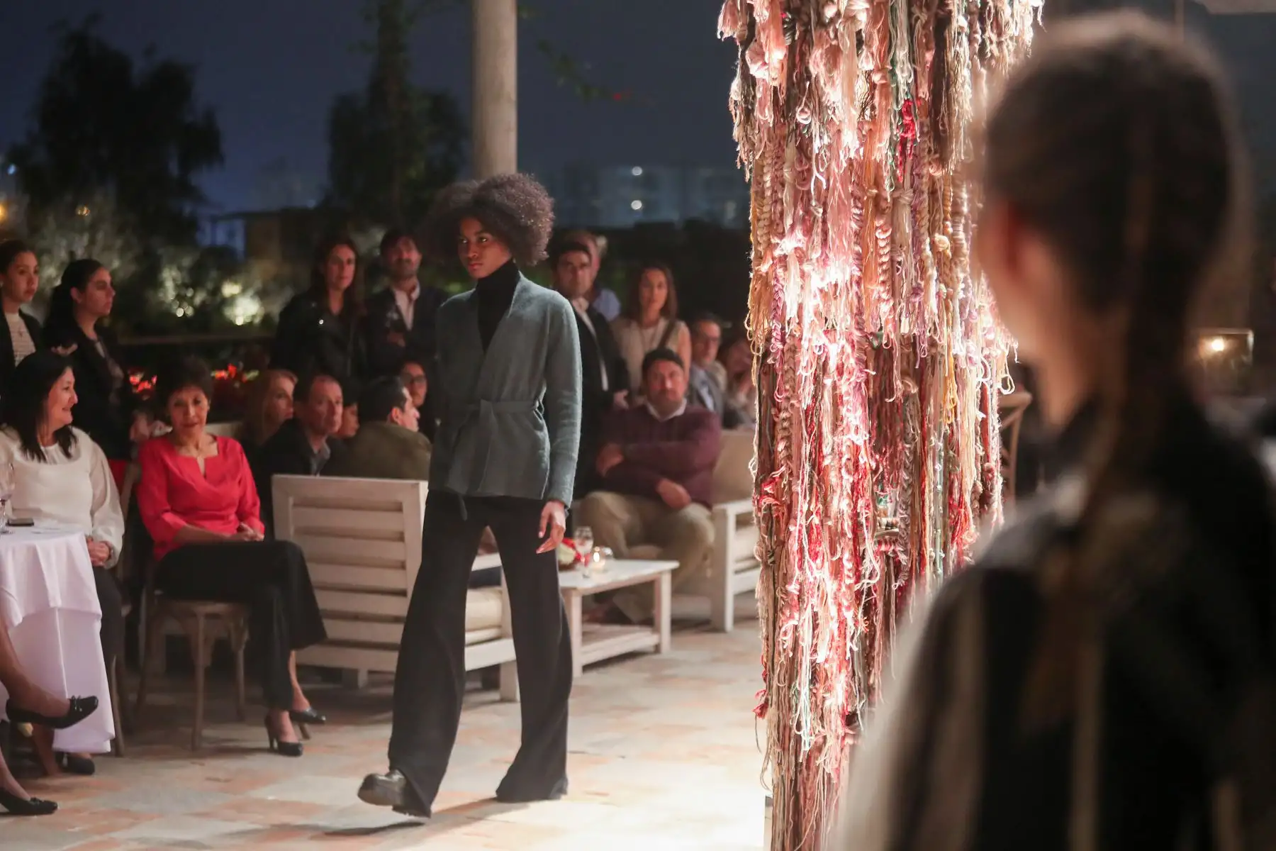 Este nuevo universo cultural da como resultado prendas con motivos étnicos provenientes de la cultura precolombina y los fusiona con cortes clásicos europeos, asimétricos y vanguardistas.  
Foto: ANDINA/Ricardo Cuba