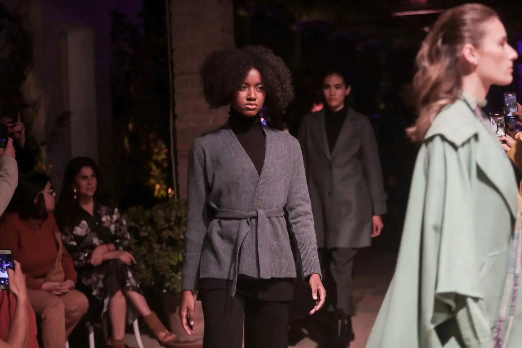 Esta nueva colección, que es la principal de la temporada otoño-invierno, toma iconografías de culturas peruanas como Paracas, Chimú y Lambayeque, en la cuales se utilizaba la fibra de alpaca y las fusiona con culturas de Europa, África y Asia. 

Foto: ANDINA/Ricardo Cuba