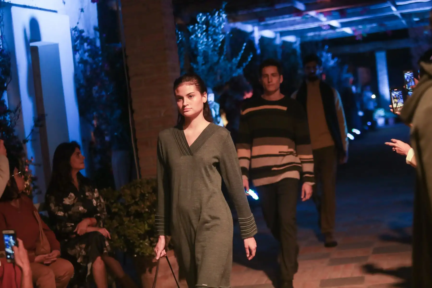 La cadena textil peruana Kuna, perteneciente al Grupo Inca, lanza su nueva colección “Travesía, el origen de la fusión”, inspirada en el encuentro de las culturas de la costa peruana y de otros continentes. El objetivo de esta nueva línea es revalorar nuestra historia y arte, llevándolas ante los ojos del mundo a través de prendas únicas confeccionadas a partir de fibra de alpaca y a la vanguardia de la moda.

Foto: ANDINA/Ricardo Cuba