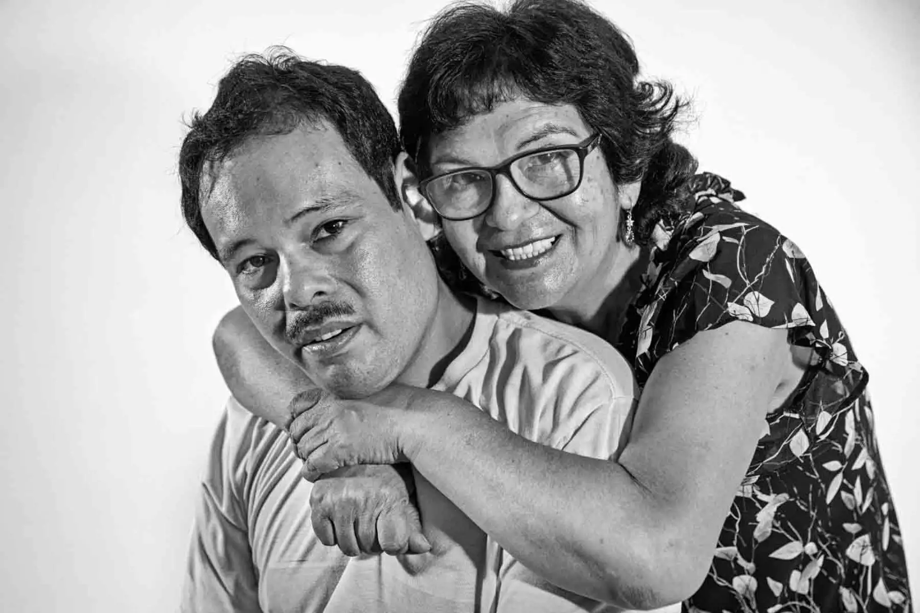 El día que nació Giovanni, Marina García se sintió la mujer más feliz del mundo, “como un pavo real”. Sentía que ambos se merecían todo lo mejor. “Yo les diría a otras madres que no se sientan mal, son madres, es su hijo independientemente de lo que tenga; allí tienen la oportunidad de potenciar sus habilidades”.
Su hijo tiene nivel 2 en autismo moderado, pero recién aprendió a leer a los 16 años. Hoy, Giovanni tiene 35 años y le gustan las lecturas sobre cocina. “Es un amor que no se puede explicar”. A veces lloras cuando debes estar alegre; otras, te amargas cuando quieres que tu hijo esté bien. El es el motor de mi vida.  Foto: ANDINA/ Carlos Lezama Villantoy