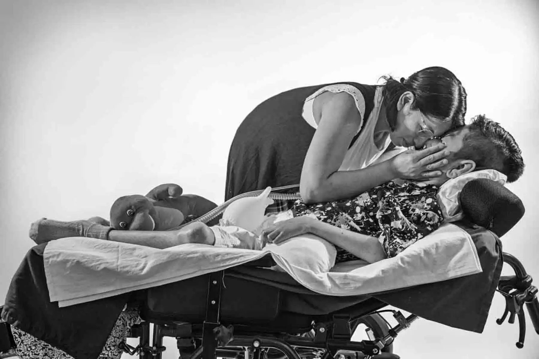 Alicia Rea Abad, es mamá de Oliver. Se siente bendecida por Dios al cuidar a “un ángel”. Su hijo sufre desde pequeño una enfermedad degenerativa: el síndrome de Charcot, que afecta sus manos y sus pies, y lo mantiene postrado en una cama con un ventilador artificial. 
“Mi amor es grande puro e inmenso, nos amamos. 
A otras madres les aconsejo que le den todo el amor a sus hijos, sin miedo: estar encerrados en un cuarto de hospi- tal no es vida para ellos ni para nosotras. Como mamás, necesitamos que sean libres, como pájaros o mariposas. Tenemos que aprender a volar con ellos”.  Foto: ANDINA/ Carlos Lezama Villantoy