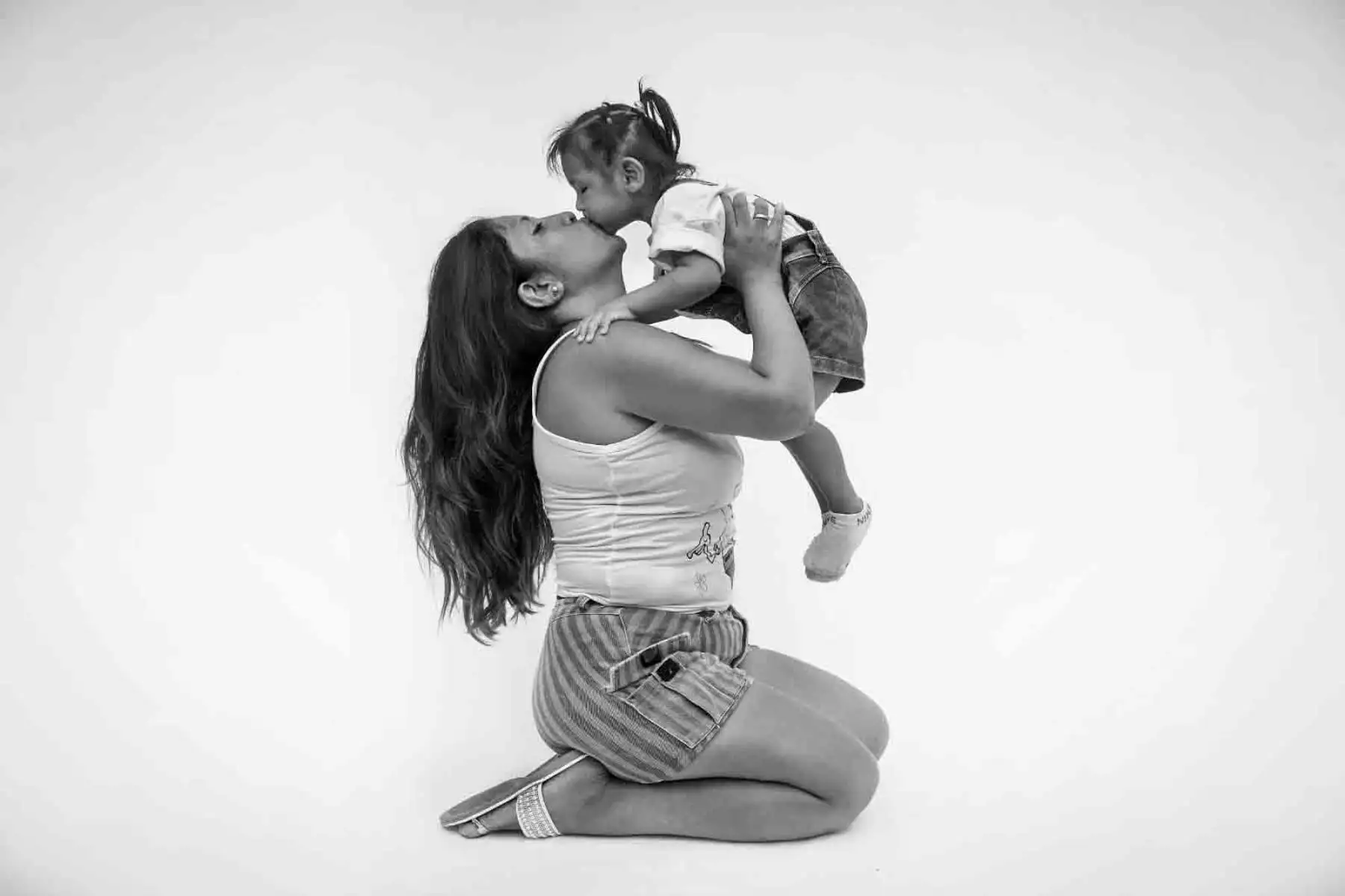 Nathy tiene 2 años y 4 meses de edad. Cuando tenía una semana de nacida, le disgnosticaron el deficit de la proteína C. Entonces empezó a necrosar y la trasladaron al Hospital del Niño. A los seis meses sus retinas no maduraron: hoy Nathy no puede ver.
“Nathy es todo para mí. Es mi mundo. Mi día, mi tarde, mi noche. Mi alegría, mis tristezas. Es mi amiga. Es con quien paso las 24 horas del día y los 7 días de la semana. Sueño que mi hija tenga sueños, metas, porque para mi familia y yo, ella es normal, a pesar de su condición. Siempre voy a ser su bastón, sus ojos. Solo le pido a Dios que mi hija tenga fuerzas. A Nathy la desahuciaron. Me dijeron que me despida de ella, les dije: ‘No, mi hija va a poder’. Y mi hija pudo”. Susan Gutiérrez Gutiérrez.  Foto: ANDINA/ Carlos Lezama Villantoy