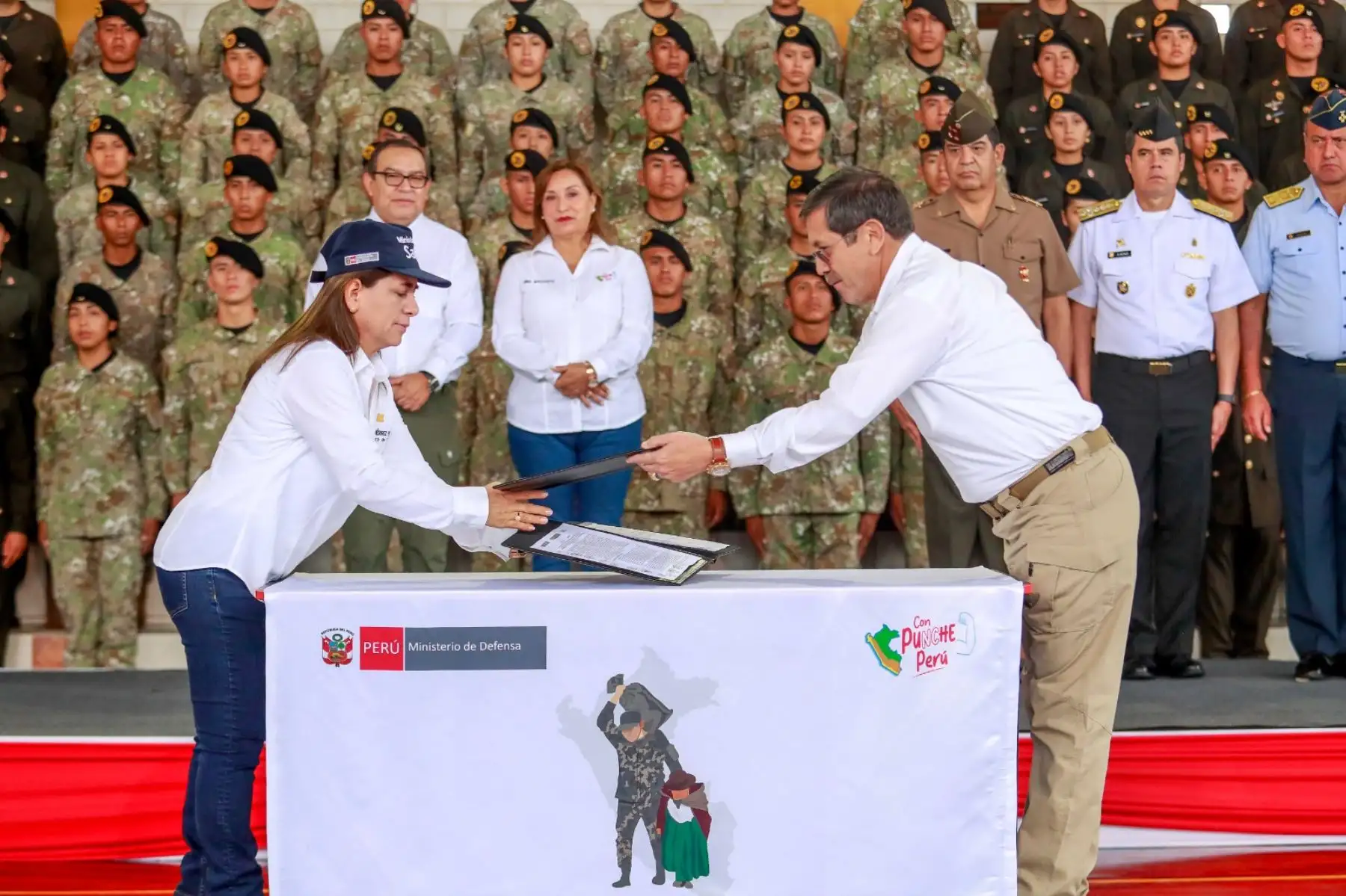 Presidenta Dina Boluarte participa en firma de convenio marco de cooperación entre Minsa y Mindef para el incremento de la cobertura asistencial en el marco del aseguramiento universal en salud. Foto: ANDINA/ Prensa Presidencia